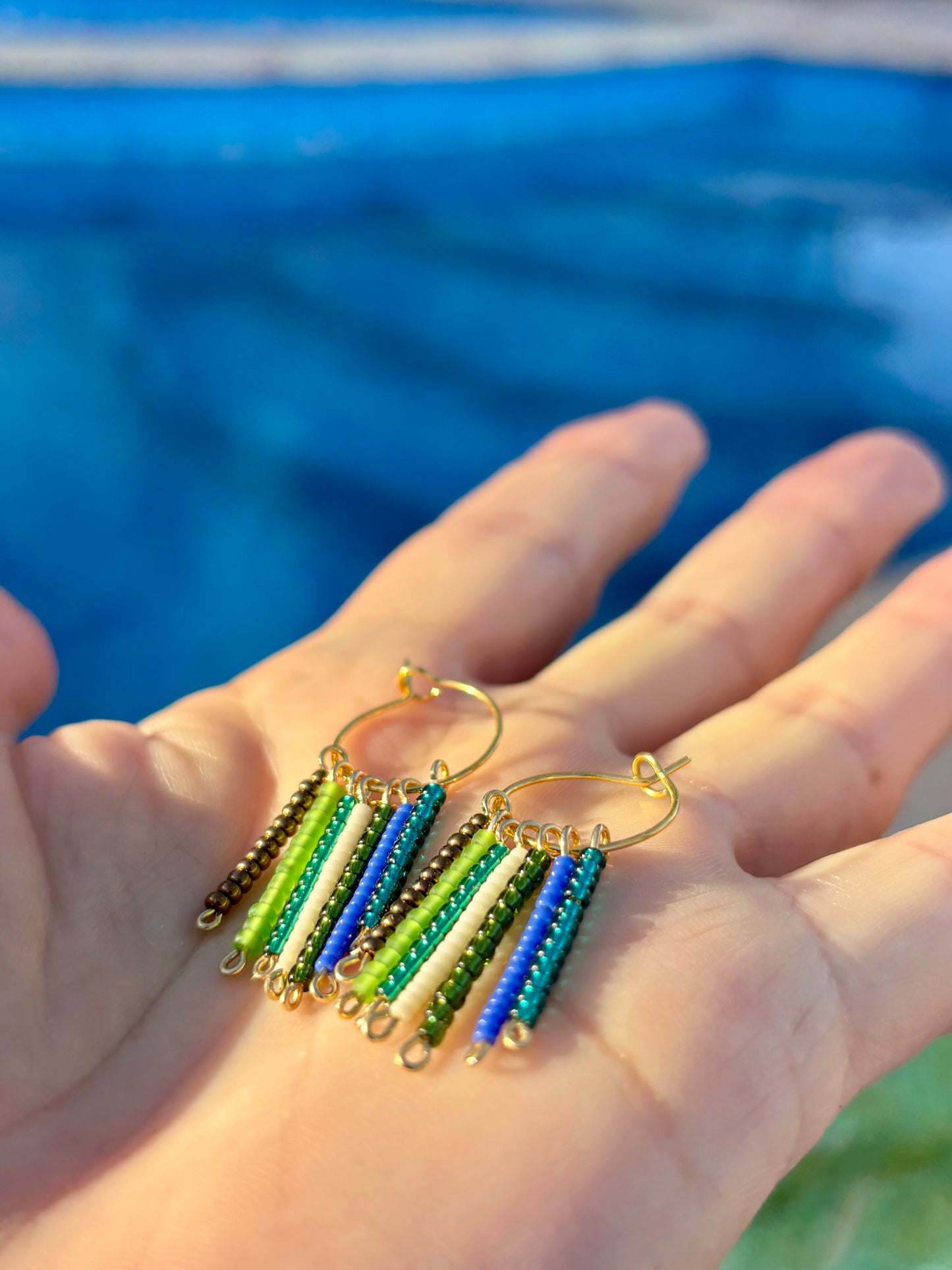 Hoops-Escarabajo-Boho-Kreolen aus vergoldetem Edelstahl und wunderschönen Rocailles- Glasperlen in Blau, Grün, Türkis, Teal und Braun.