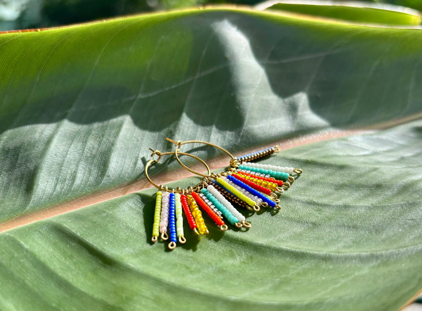 Papagayo 🦜 -Hoops- Kunterbunte Kreolen aus wunderschönen Rocailles Perlen und vergoldetem Edelstahldraht.