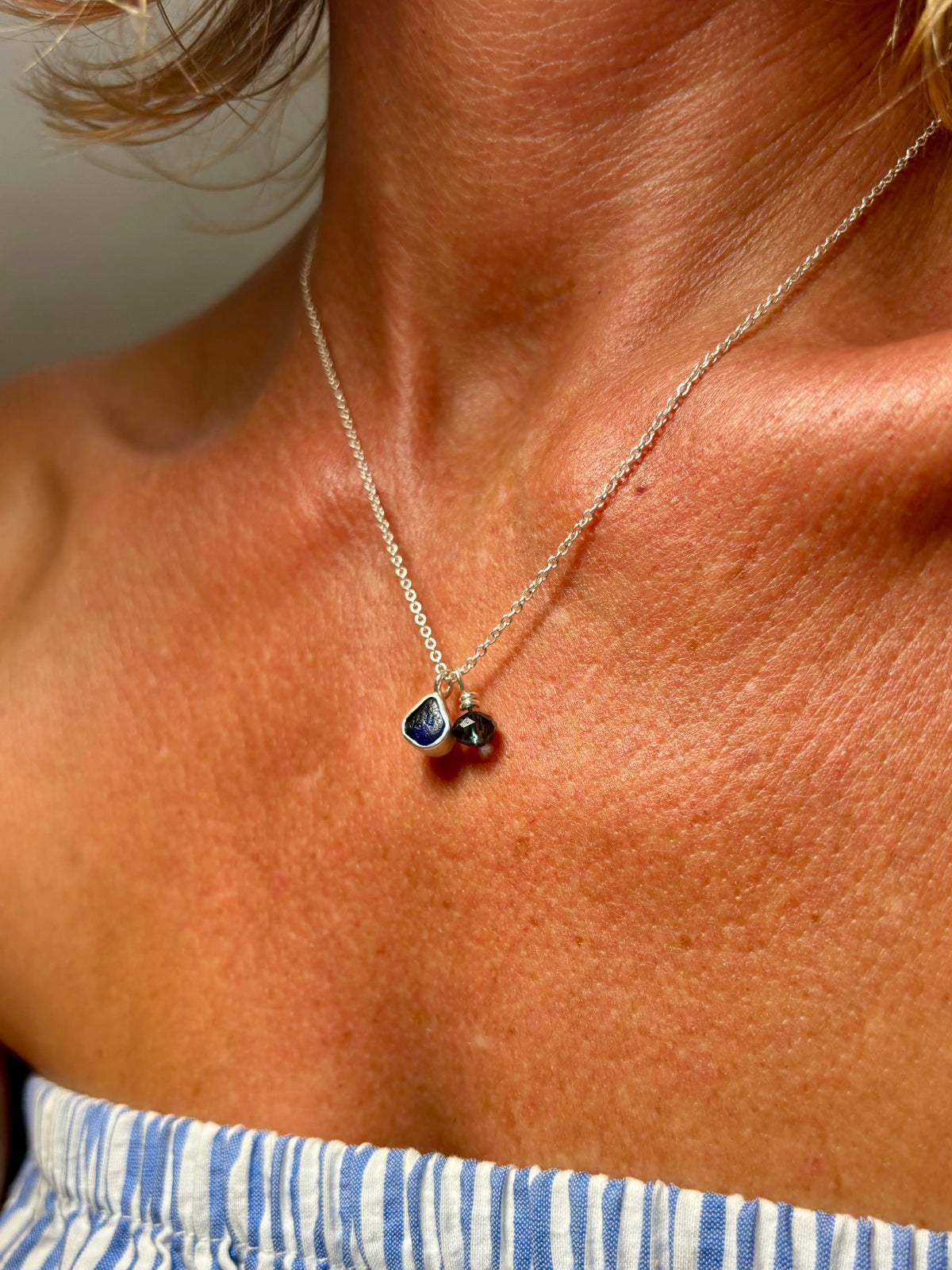 Romantische Halskette - Zartes blaues Meerglas und ein strahlender vintage Kristall in Sterlingsilber gefasst.