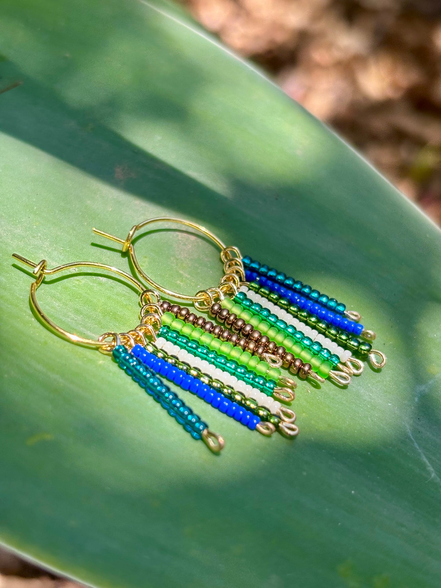 Hoops-Escarabajo-Boho-Kreolen aus vergoldetem Edelstahl und wunderschönen Rocailles- Glasperlen in Blau, Grün, Türkis, Teal und Braun.