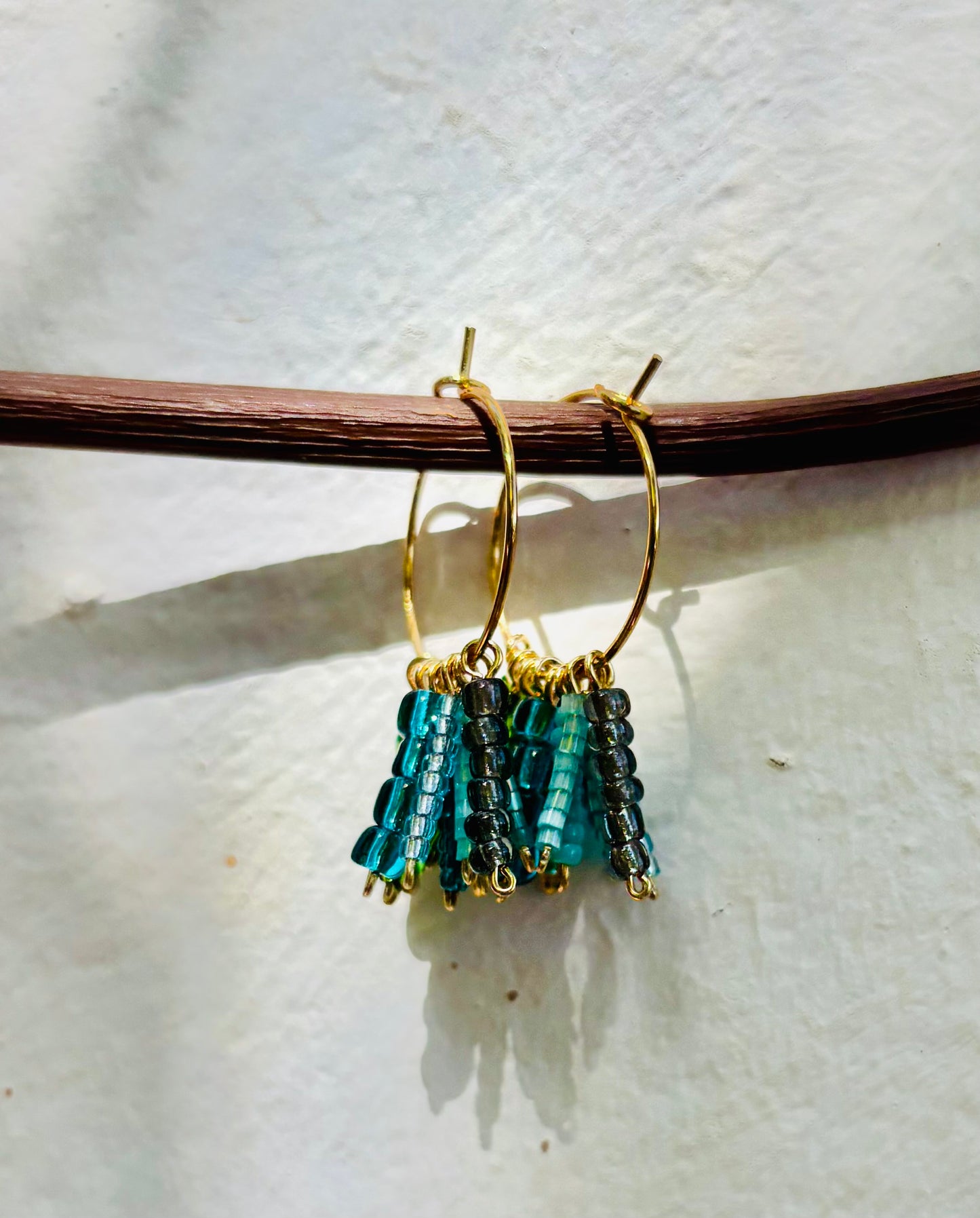 Green Blue Hula Hoops – Knallige Boho-Kreolen aus vergoldetem Edelstahl mit liebevoll arrangierten Rocailles-Perlen in frischen Grün-Blau-Nuancen. Allergiefrei & handgemacht von BrittaArte.