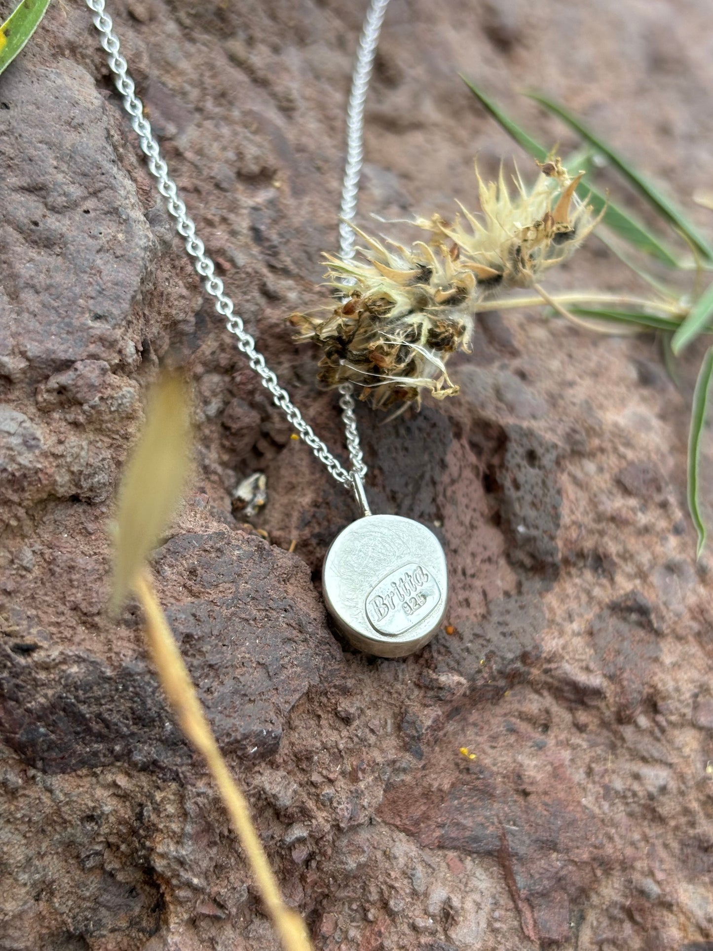 Recycled: Wunderschöner dunkelgrüner Meerglas Anhänger in Sterling Silber gefasst.