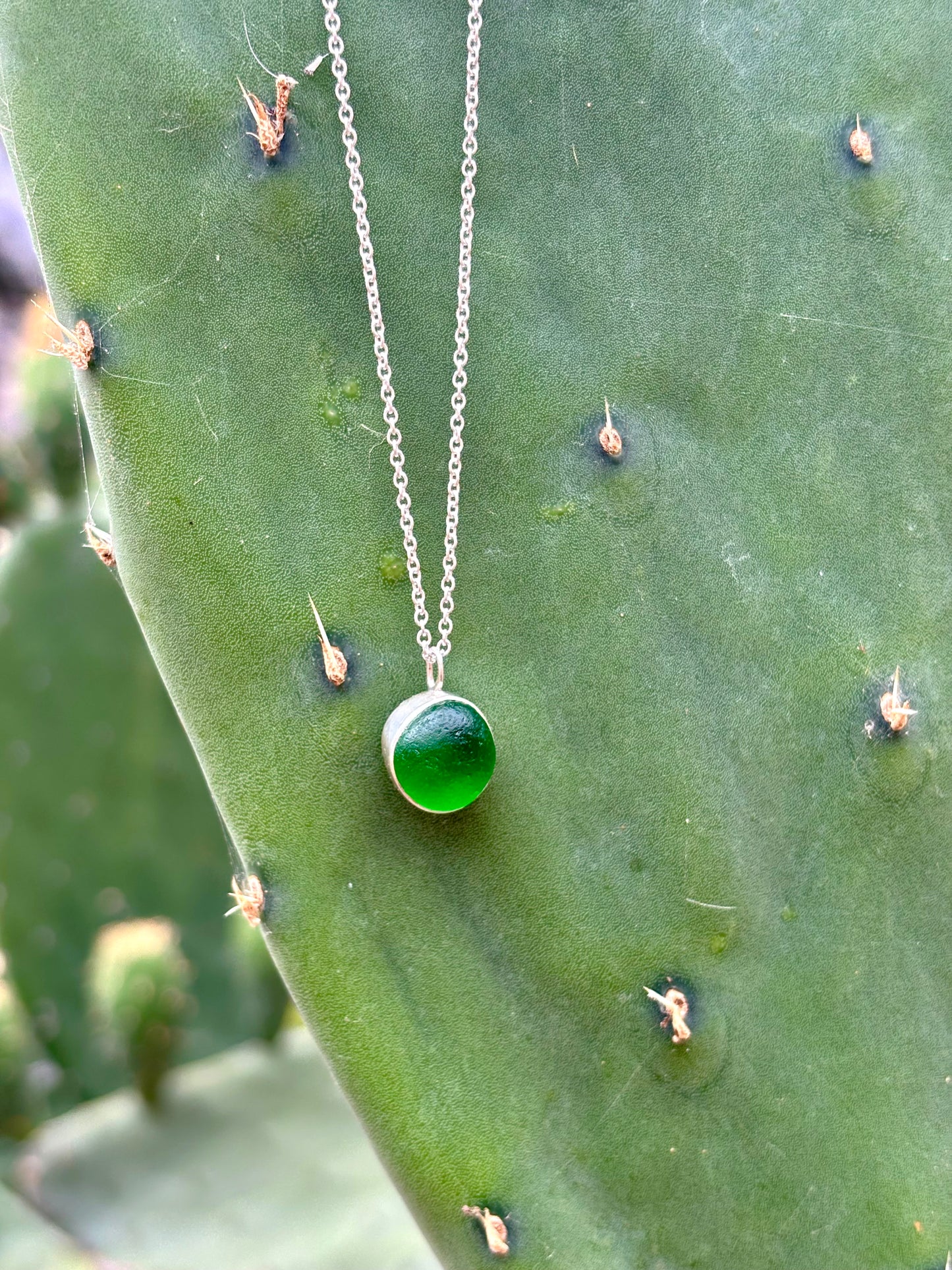 Recycled: Wunderschöner dunkelgrüner Meerglas Anhänger in Sterling Silber gefasst.