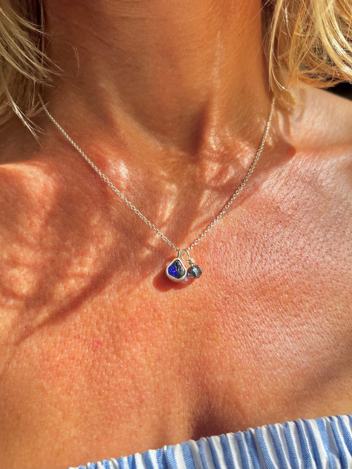 Romantische Halskette - Zartes blaues Meerglas und ein strahlender vintage Kristall in Sterlingsilber gefasst.