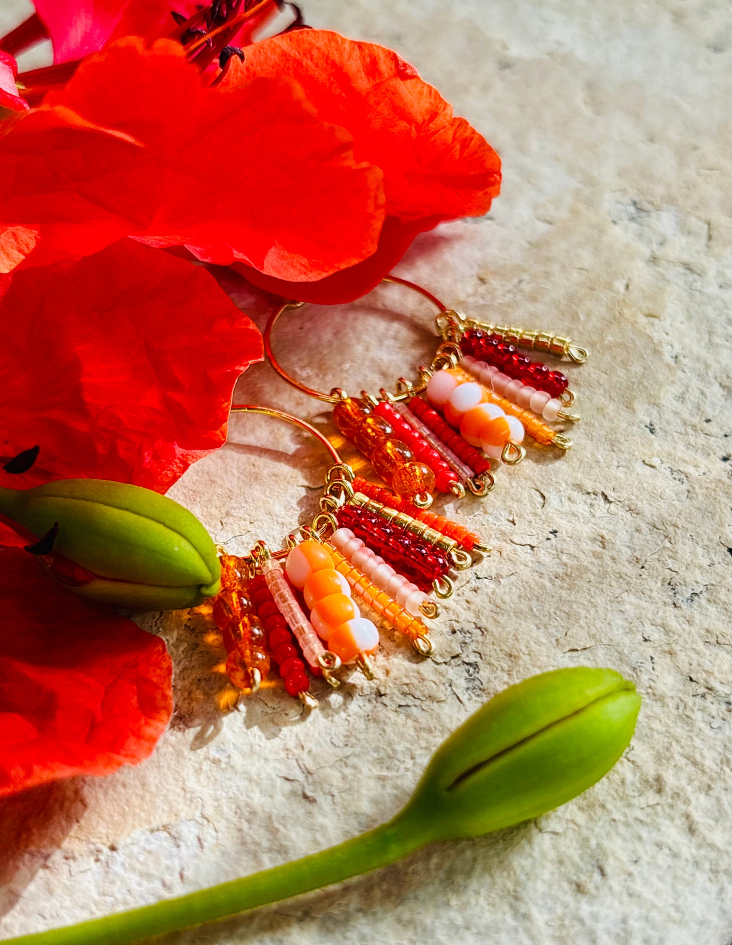 Red Blossom Hula Hoops: Wunderschöne rote Rocailles Perlen und allergiefreier vergoldeter Edelstahl in leuchtend roten Ohrschmuck verzaubert.