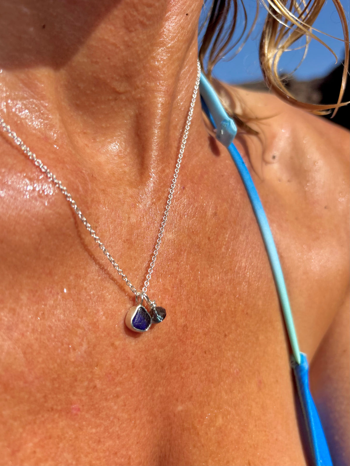 Romantische Halskette - Zartes blaues Meerglas und ein strahlender vintage Kristall in Sterlingsilber gefasst.