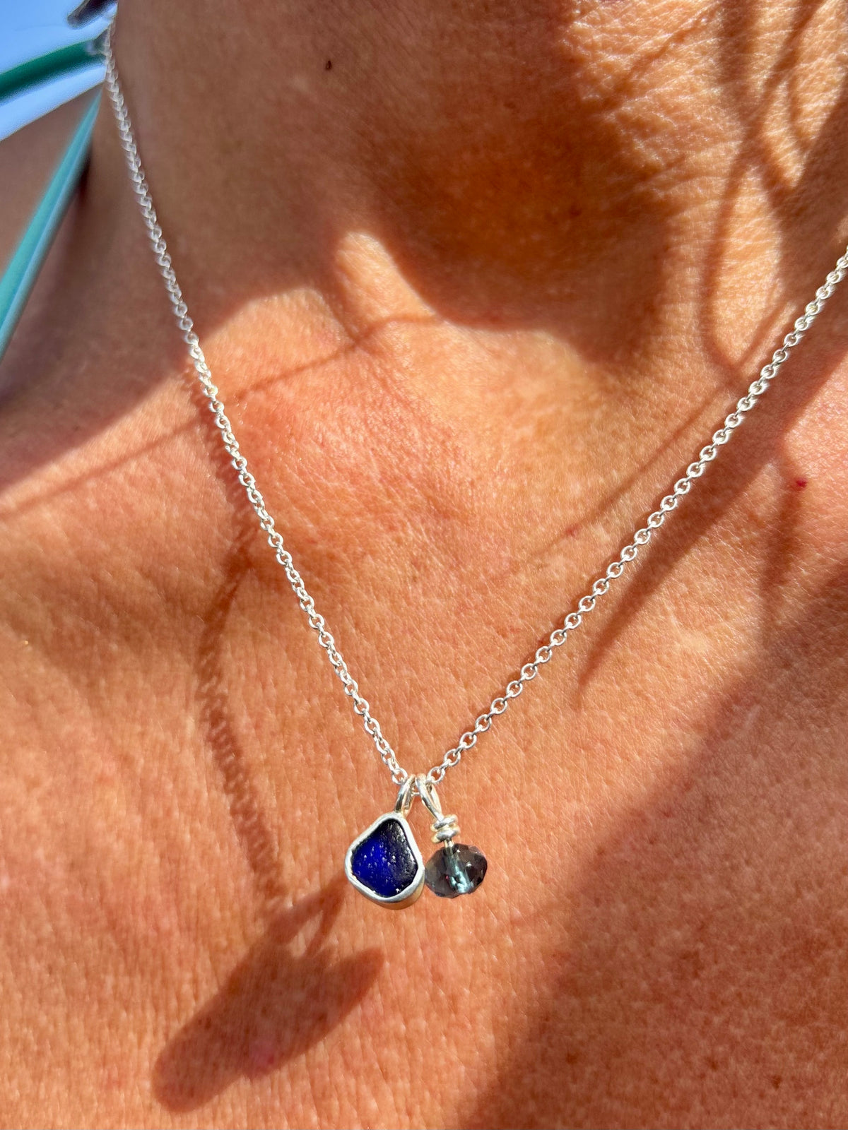 Romantische Halskette - Zartes blaues Meerglas und ein strahlender vintage Kristall in Sterlingsilber gefasst.