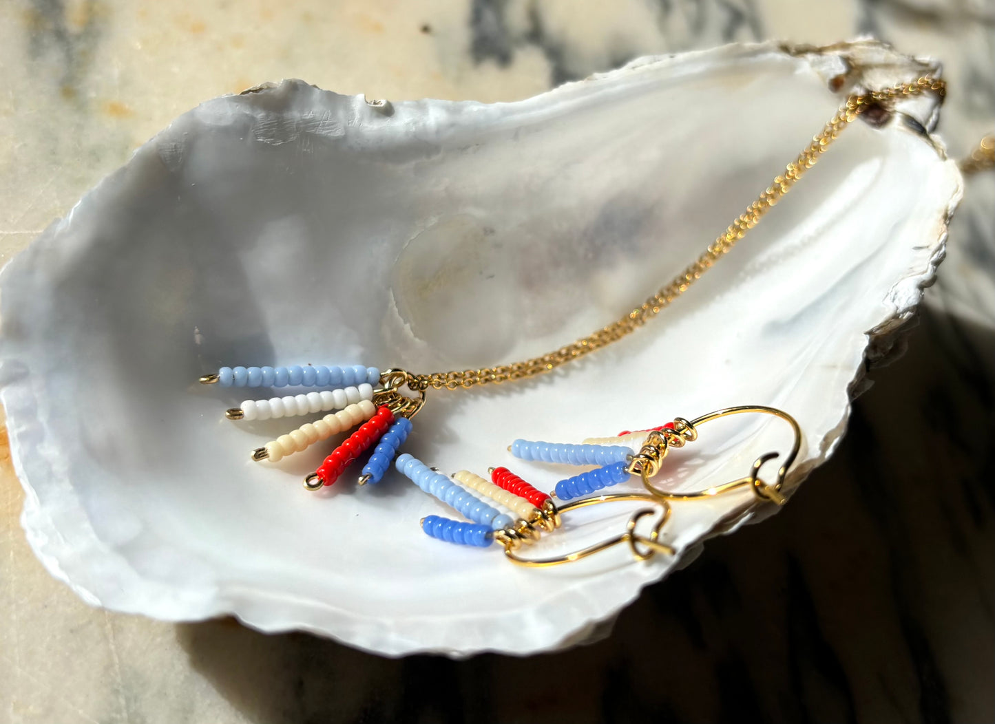 Blue Coral - Zauberhaftes Schmuckset in sanften maritimen Farben. Filigrane Halskette und Creolen aus vergoldeten Edelstahl und hochwertigen Rocailles-Perlen.