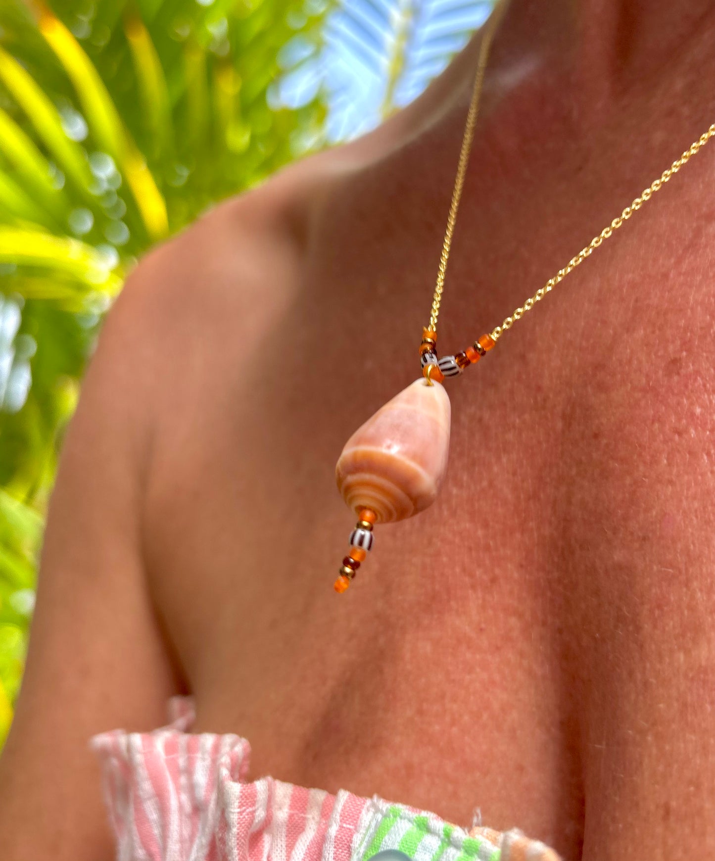 Atlantik Kegelschnecke (hell) als filigraner Halsschmuck.