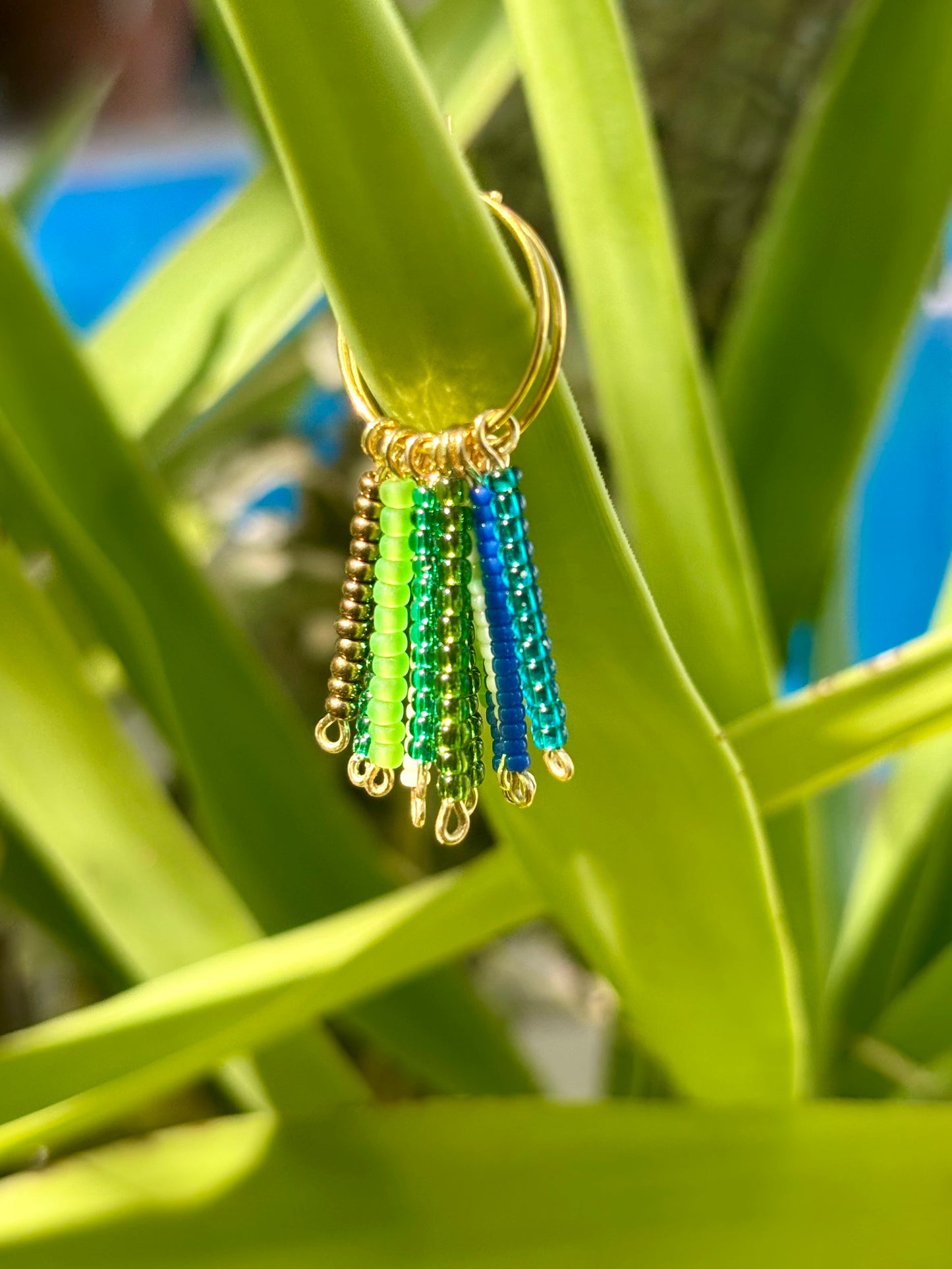 Hoops-Escarabajo-Boho-Kreolen aus vergoldetem Edelstahl und wunderschönen Rocailles- Glasperlen in Blau, Grün, Türkis, Teal und Braun.