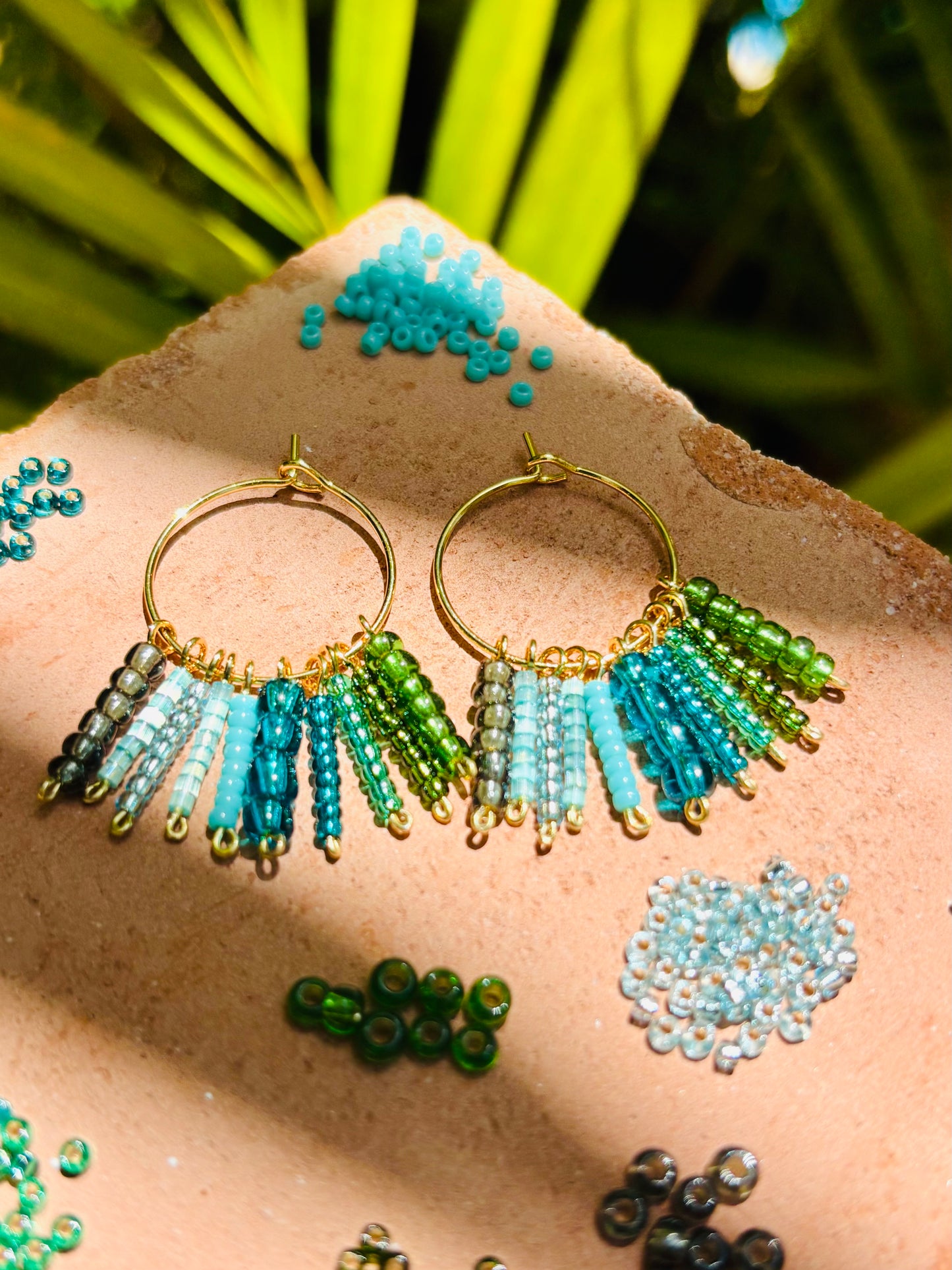 Green Blue Hula Hoops – Knallige Boho-Kreolen aus vergoldetem Edelstahl mit liebevoll arrangierten Rocailles-Perlen in frischen Grün-Blau-Nuancen. Allergiefrei & handgemacht von BrittaArte.