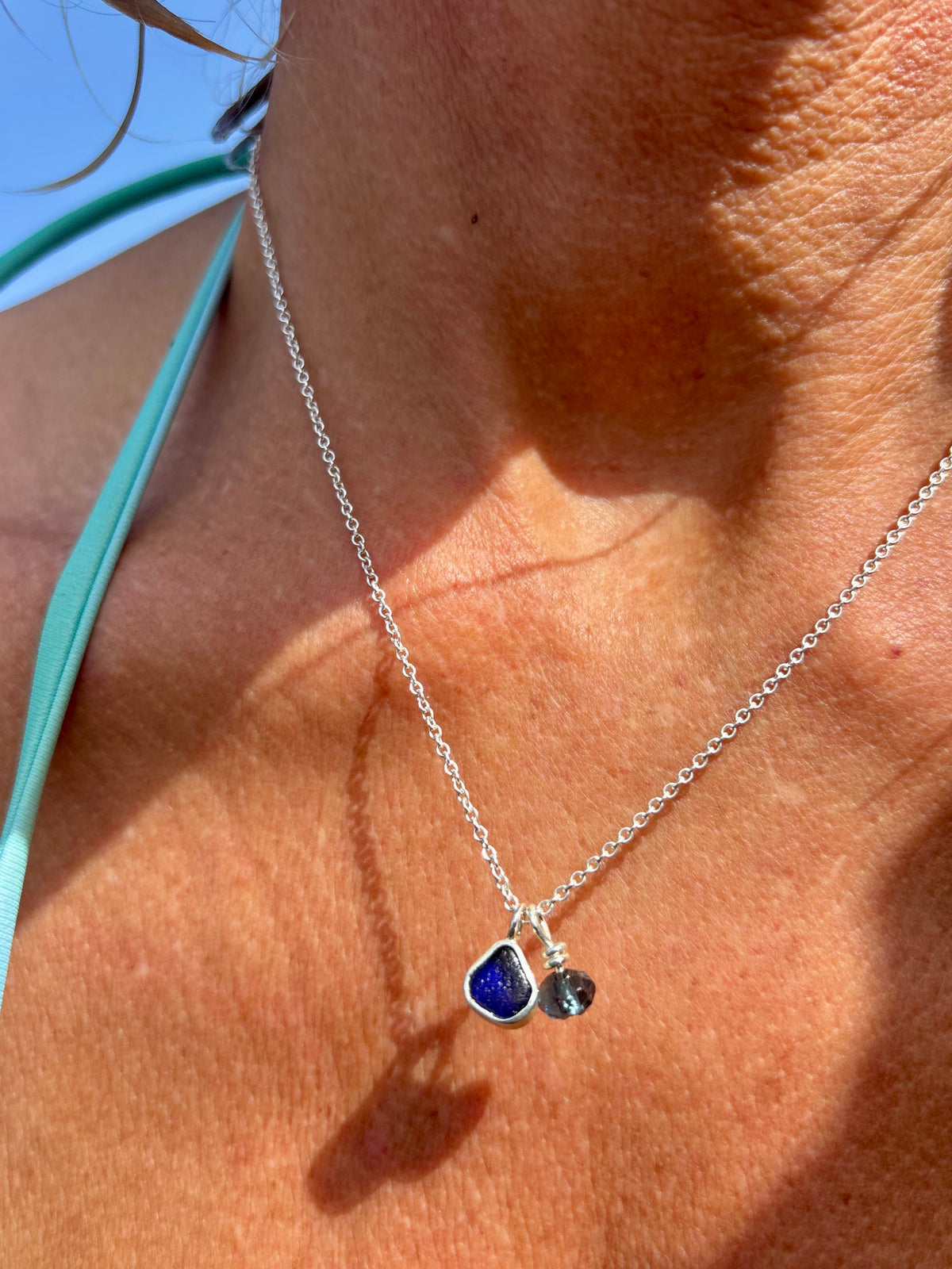 Romantische Halskette - Zartes blaues Meerglas und ein strahlender vintage Kristall in Sterlingsilber gefasst.