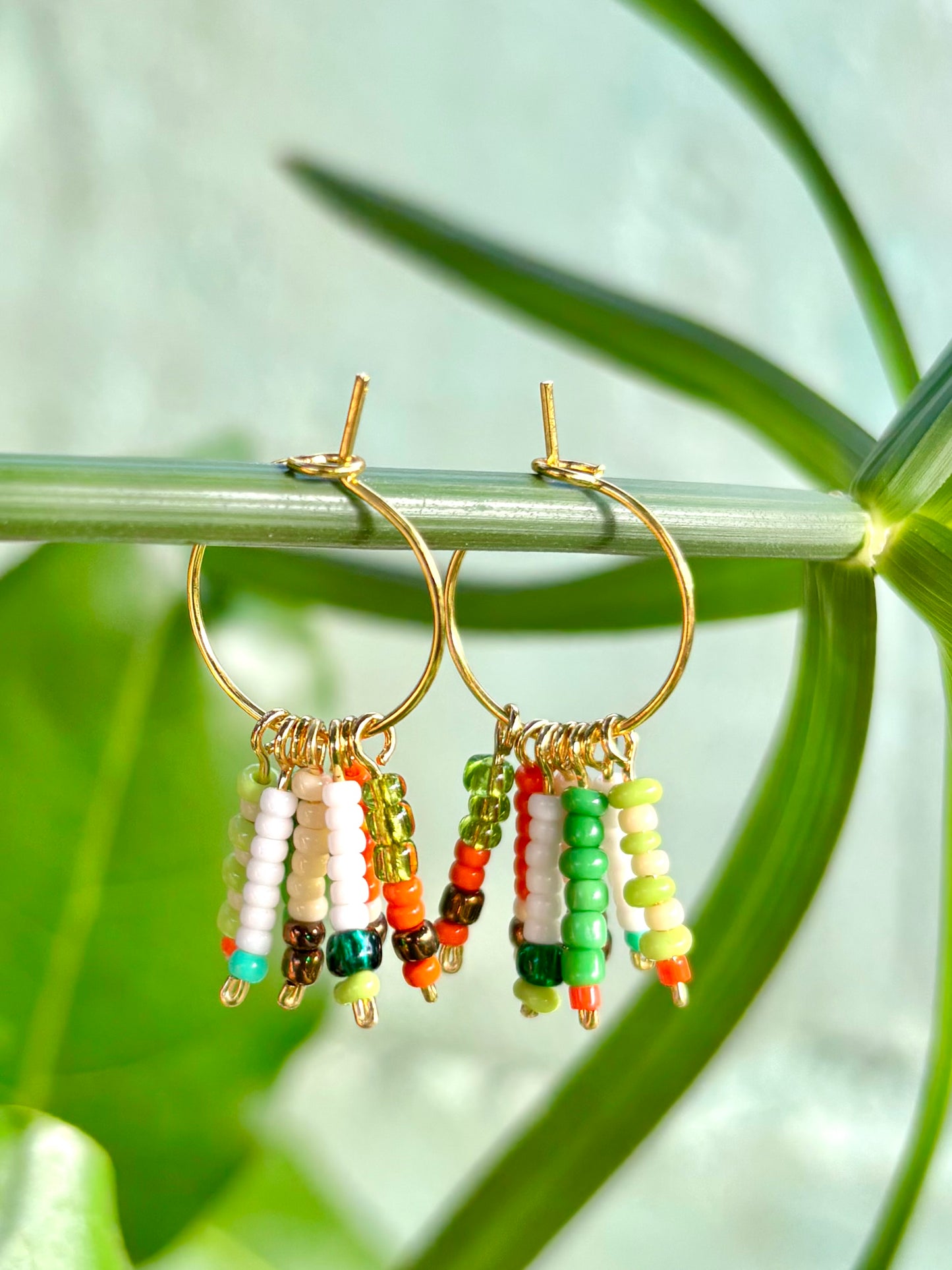 Green Jungle Hoops- Bunte Boho-Hoops aus vergoldetem Edelstahl mit liebevoll arrangierten Rocailles-Perlen in frischen Grünnuancen. Allergiefrei & handgemacht von BrittaArte.