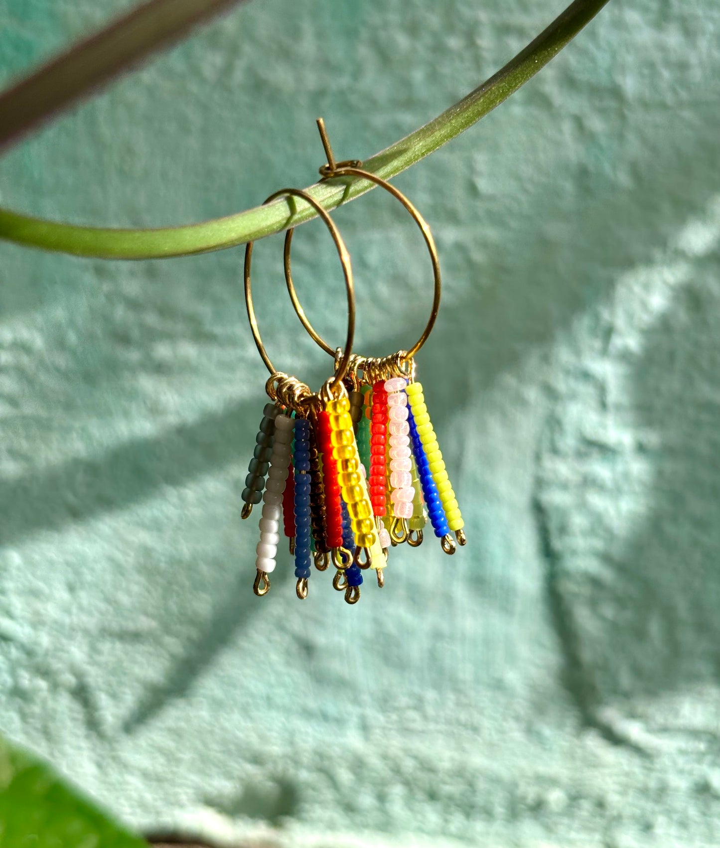 Papagayo 🦜 -Hoops- Kunterbunte Kreolen aus wunderschönen Rocailles Perlen und vergoldetem Edelstahldraht.