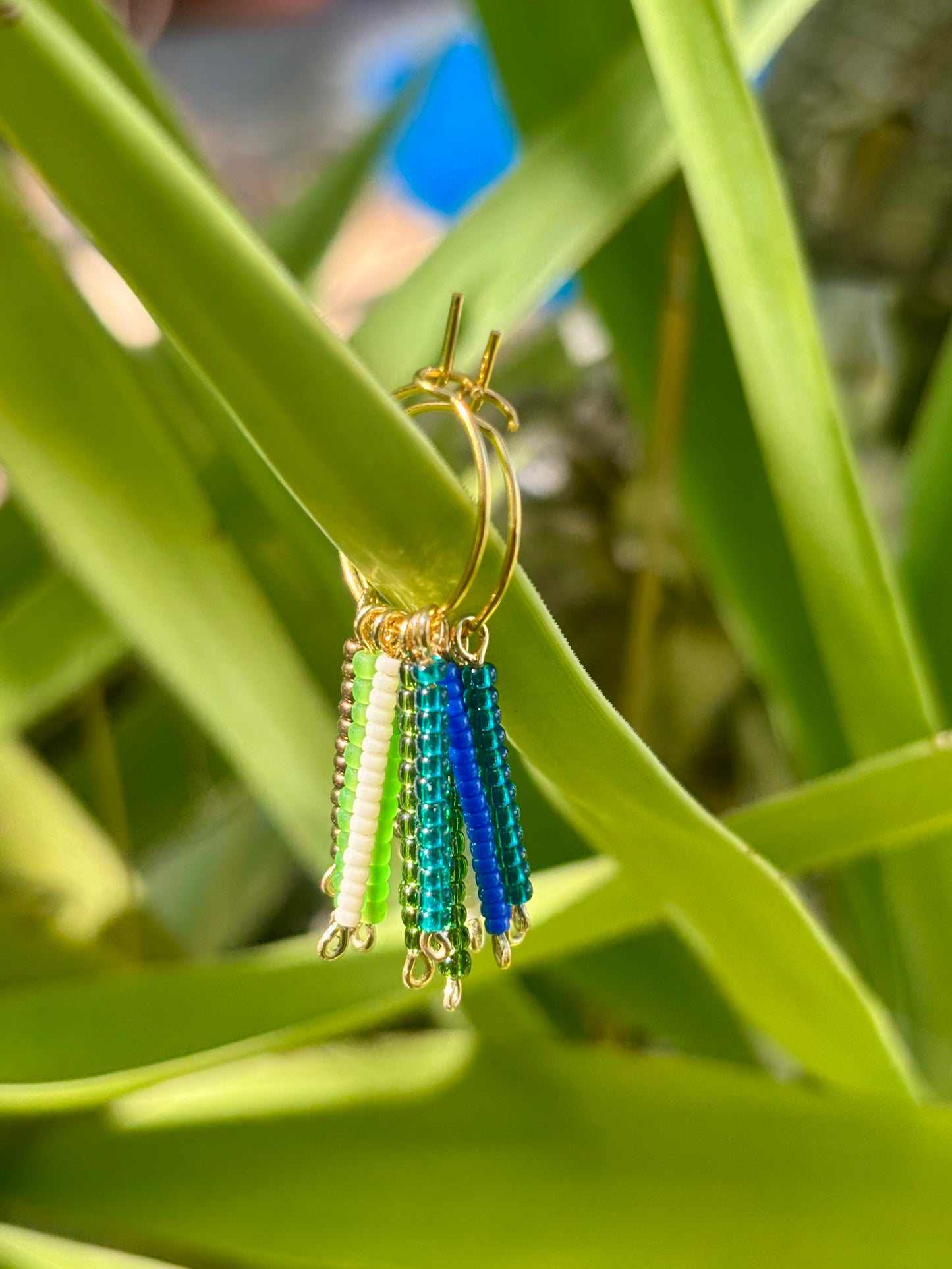 Hoops-Escarabajo-Boho-Kreolen aus vergoldetem Edelstahl und wunderschönen Rocailles- Glasperlen in Blau, Grün, Türkis, Teal und Braun.