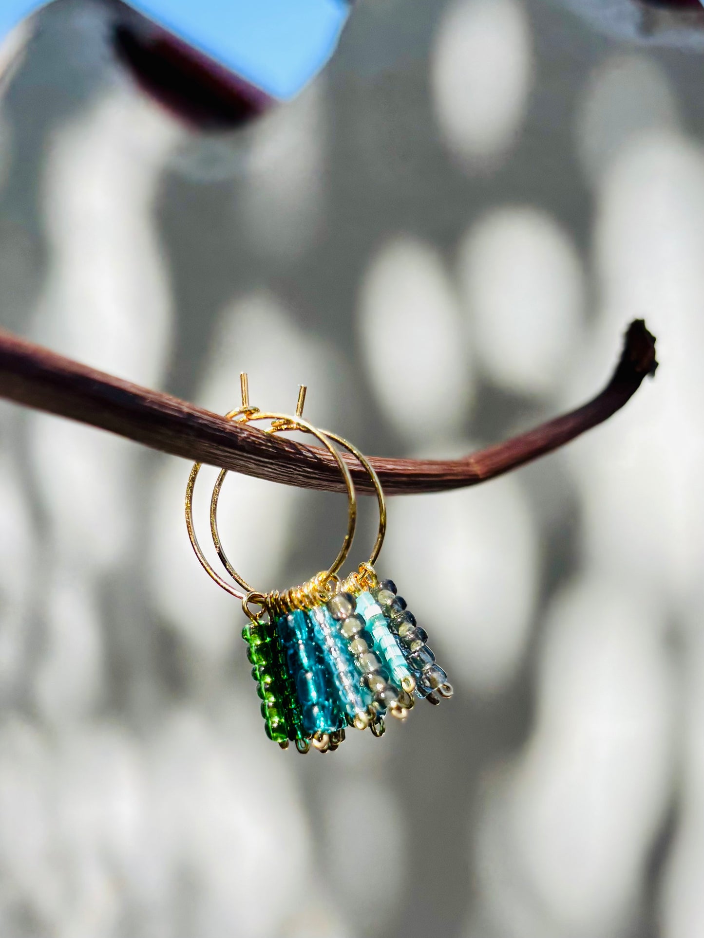 Green Blue Hula Hoops – Knallige Boho-Kreolen aus vergoldetem Edelstahl mit liebevoll arrangierten Rocailles-Perlen in frischen Grün-Blau-Nuancen. Allergiefrei & handgemacht von BrittaArte.