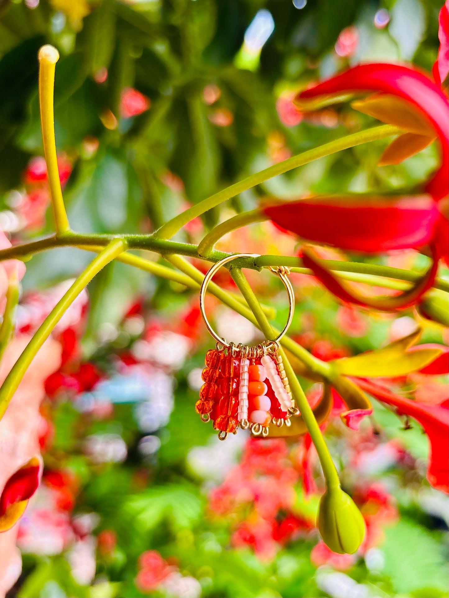 Red Blossom Hula Hoops: Wunderschöne rote Rocailles Perlen und allergiefreier vergoldeter Edelstahl in leuchtend roten Ohrschmuck verzaubert.