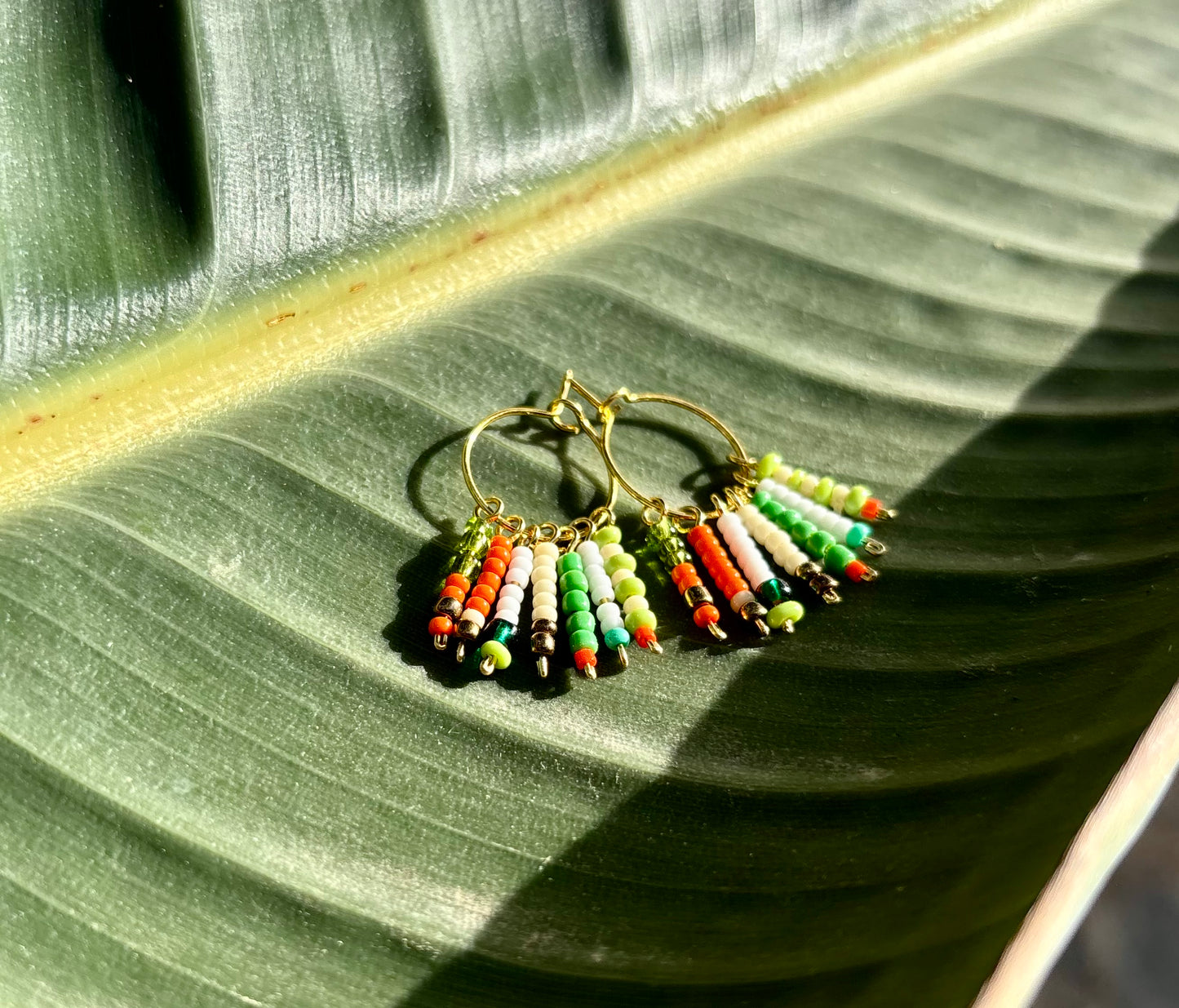 Green Jungle Hoops- Bunte Boho-Hoops aus vergoldetem Edelstahl mit liebevoll arrangierten Rocailles-Perlen in frischen Grünnuancen. Allergiefrei & handgemacht von BrittaArte.