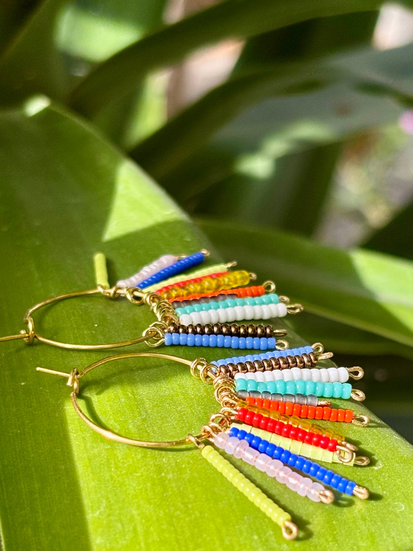 Papagayo 🦜 -Hoops- Kunterbunte Kreolen aus wunderschönen Rocailles Perlen und vergoldetem Edelstahldraht.