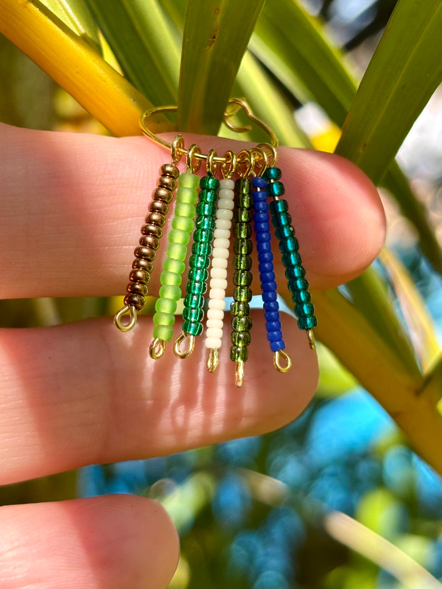 Hoops-Escarabajo-Boho-Kreolen aus vergoldetem Edelstahl und wunderschönen Rocailles- Glasperlen in Blau, Grün, Türkis, Teal und Braun.