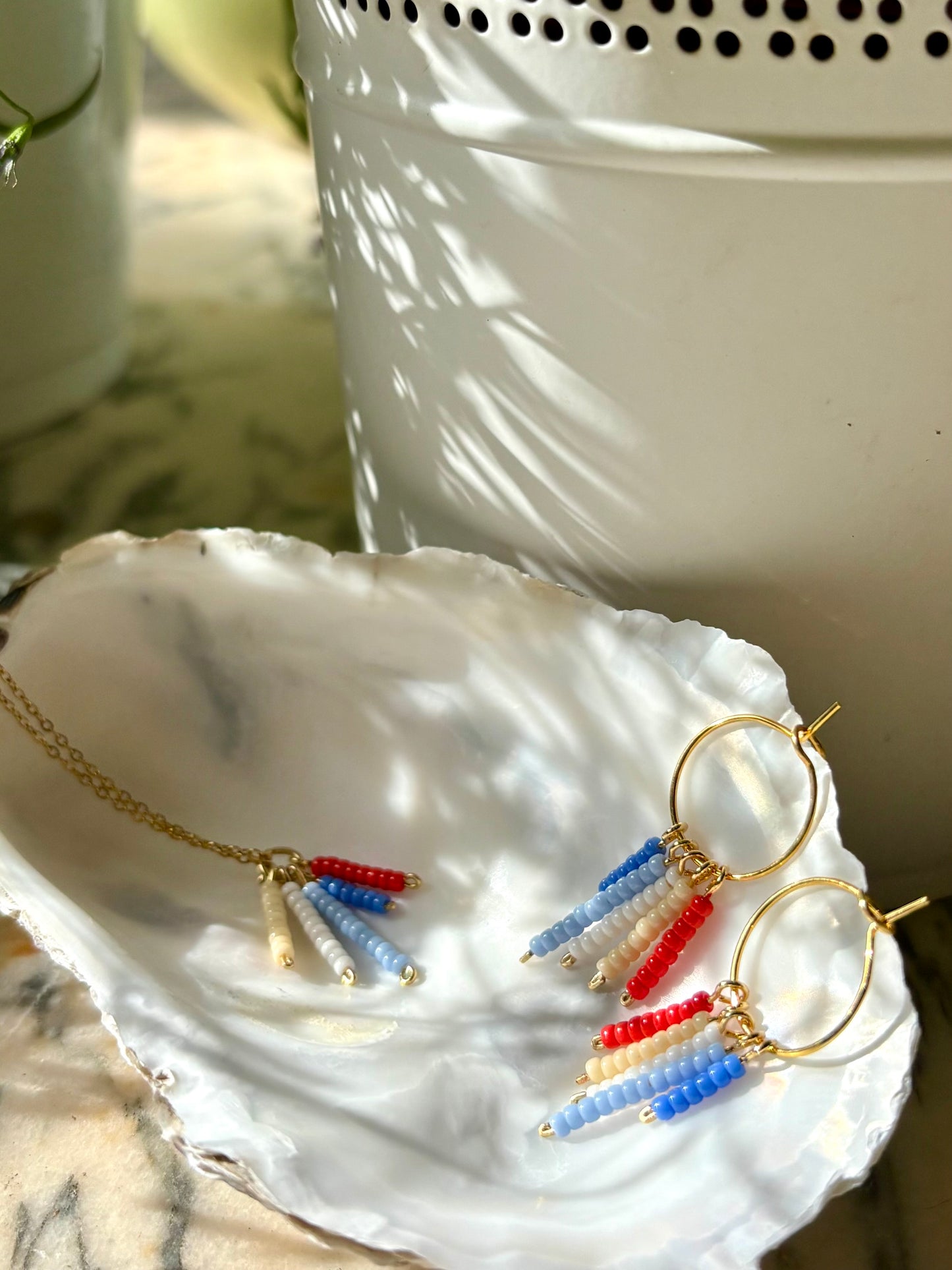 Blue Coral - Zauberhaftes Schmuckset in sanften maritimen Farben. Filigrane Halskette und Creolen aus vergoldeten Edelstahl und hochwertigen Rocailles-Perlen.
