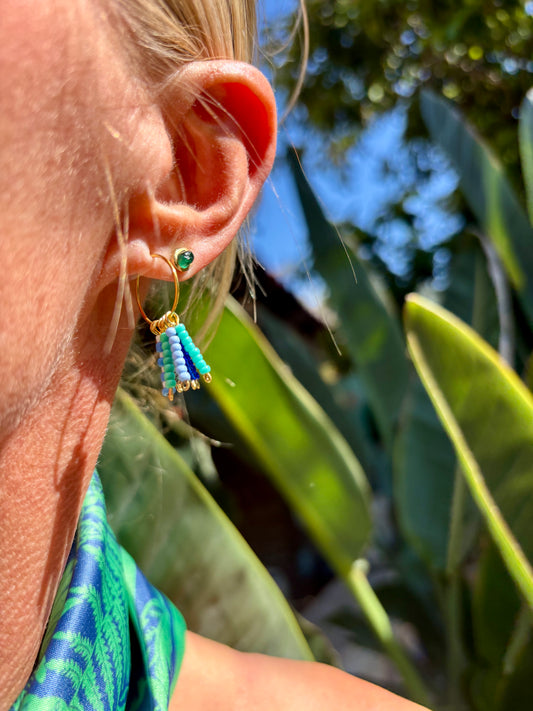 Hula Hoops "LAGUNA"- Wunderschöner Sommerschmuck zum verlieben. Himmel und Atlantik treffen aufeinander. Blau, Türkis, Weiß und Grün machen dieses frische Ohrring-Paar zu einem unwiderstehlichen Hingucker. Aus Edelstahl, vergoldetet und Rocailles Perlen.