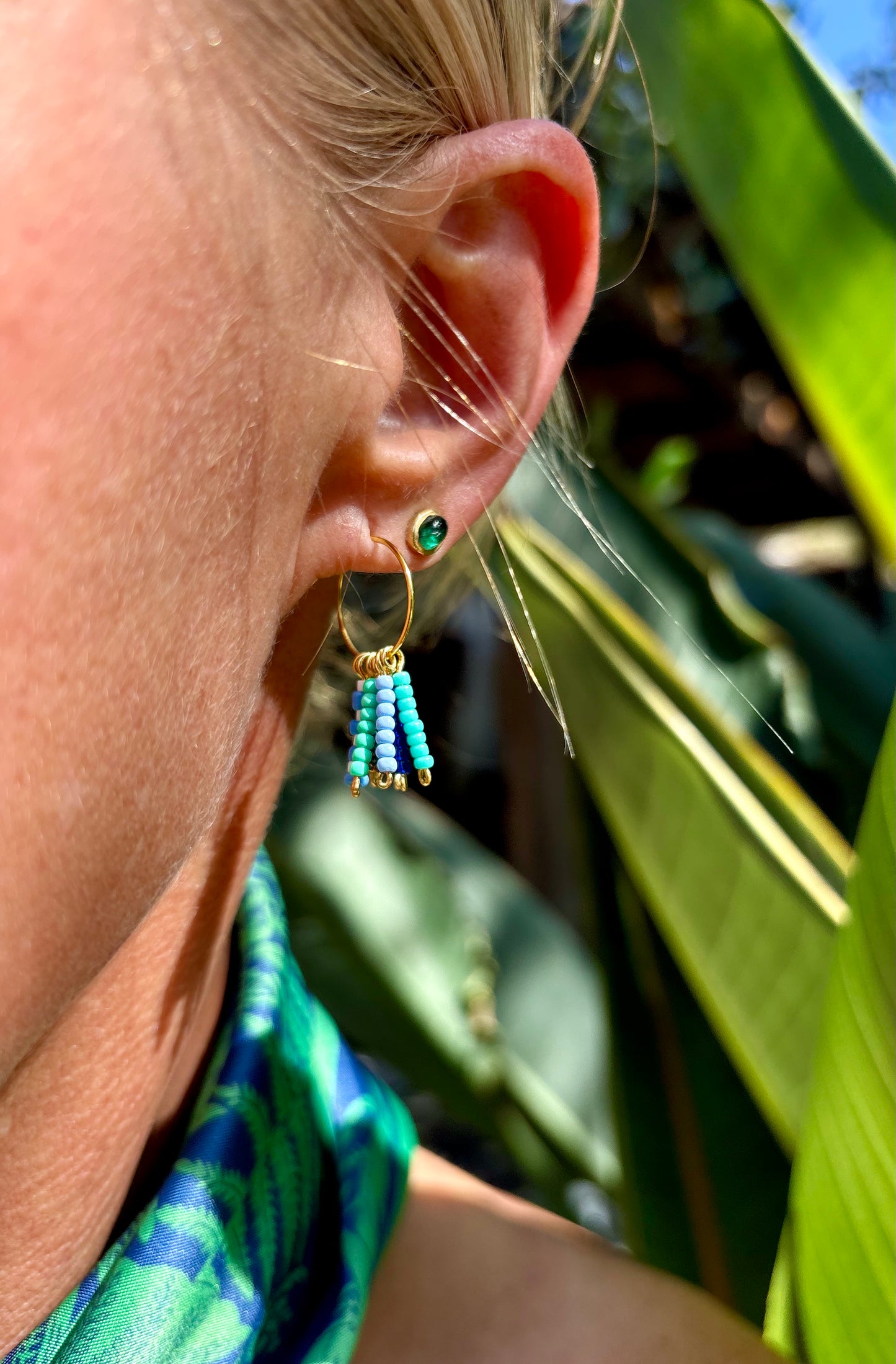 Hula Hoops "LAGUNA"- Wunderschöner Sommerschmuck zum verlieben. Himmel und Atlantik treffen aufeinander. Blau, Türkis, Weiß und Grün machen dieses frische Ohrring-Paar zu einem unwiderstehlichen Hingucker. Aus Edelstahl, vergoldetet und Rocailles Perlen.