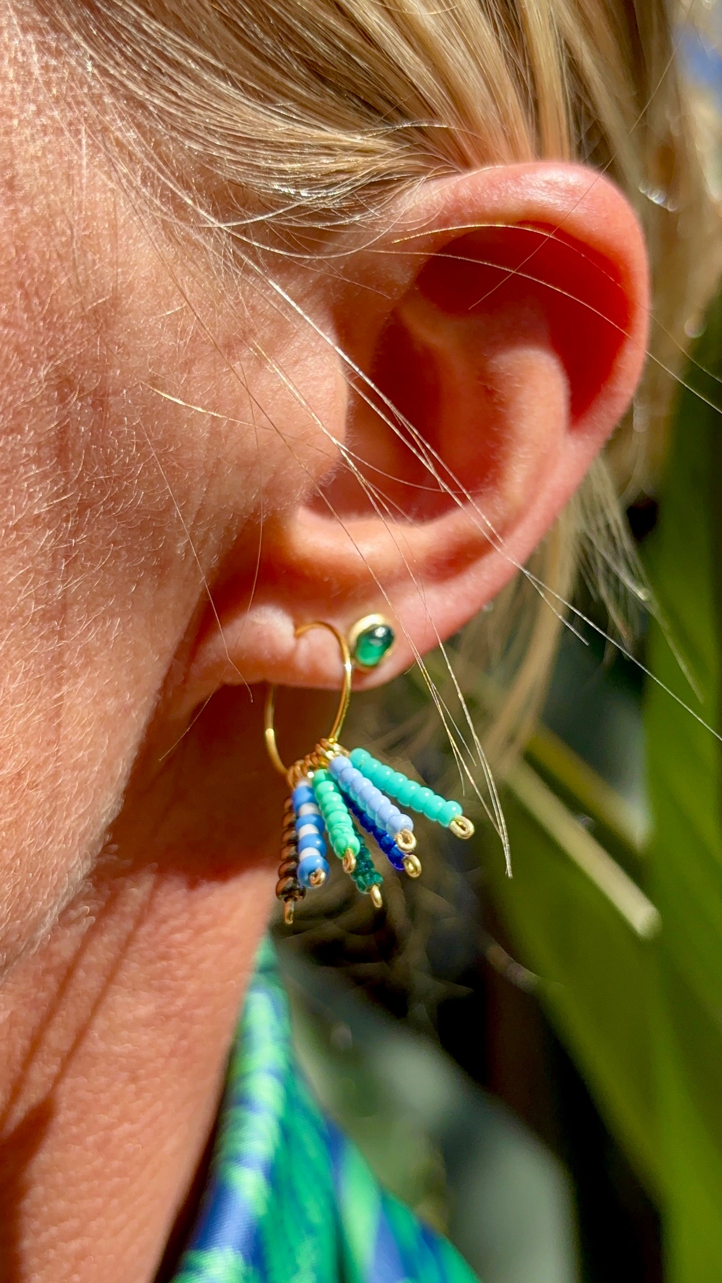 Hula Hoops "LAGUNA"- Wunderschöner Sommerschmuck zum verlieben. Himmel und Atlantik treffen aufeinander. Blau, Türkis, Weiß und Grün machen dieses frische Ohrring-Paar zu einem unwiderstehlichen Hingucker. Aus Edelstahl, vergoldetet und Rocailles Perlen.