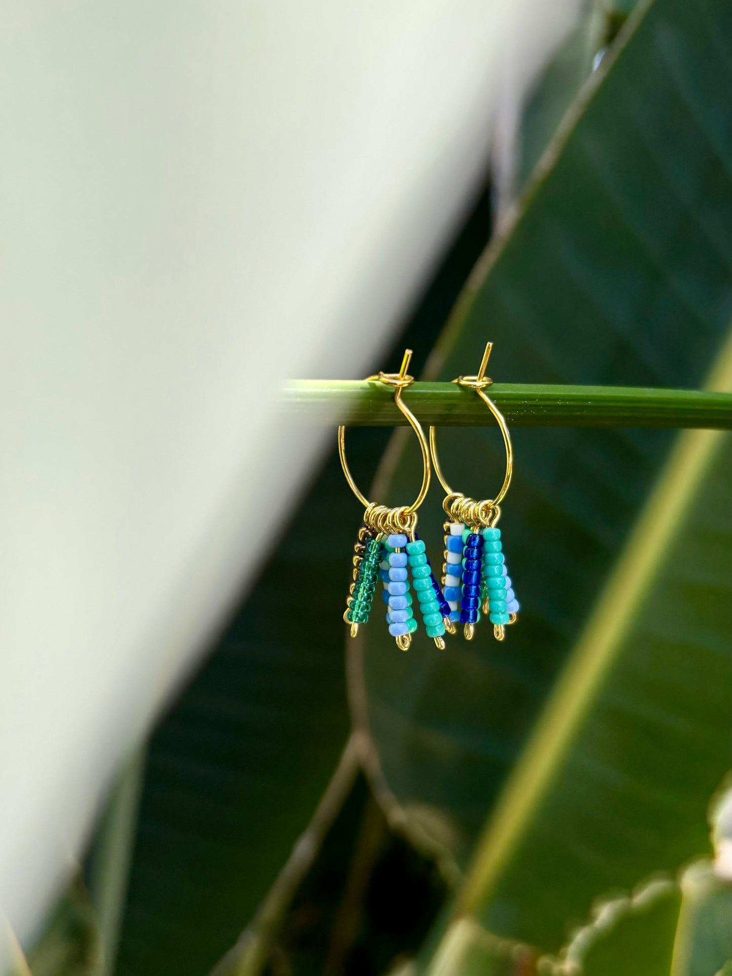 Hula Hoops "LAGUNA"- Wunderschöner Sommerschmuck zum verlieben. Himmel und Atlantik treffen aufeinander. Blau, Türkis, Weiß und Grün machen dieses frische Ohrring-Paar zu einem unwiderstehlichen Hingucker. Aus Edelstahl, vergoldetet und Rocailles Perlen.