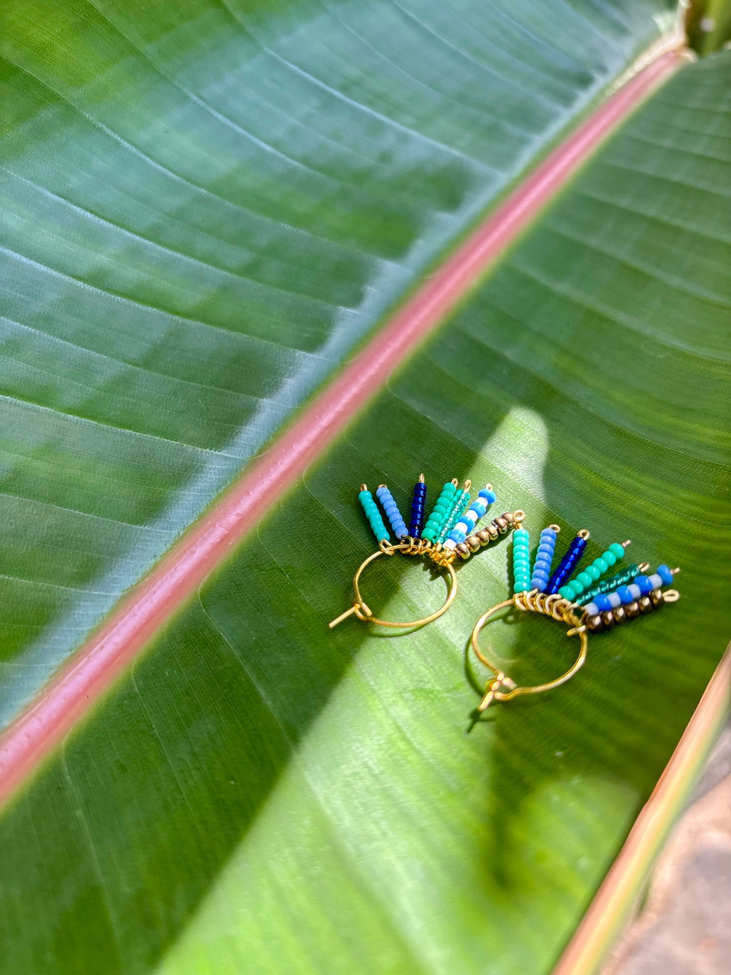 Hula Hoops "LAGUNA"- Wunderschöner Sommerschmuck zum verlieben. Himmel und Atlantik treffen aufeinander. Blau, Türkis, Weiß und Grün machen dieses frische Ohrring-Paar zu einem unwiderstehlichen Hingucker. Aus Edelstahl, vergoldetet und Rocailles Perlen.
