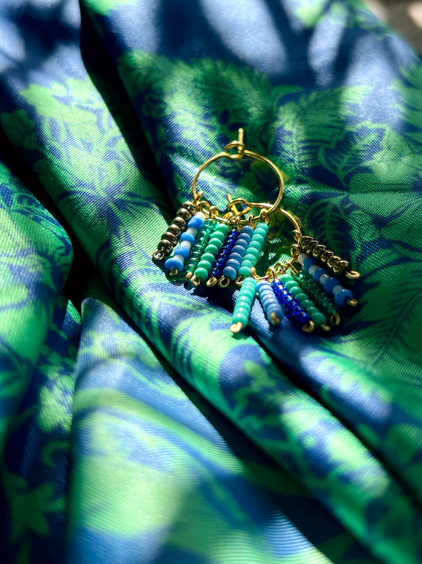 Hula Hoops "LAGUNA"- Wunderschöner Sommerschmuck zum verlieben. Himmel und Atlantik treffen aufeinander. Blau, Türkis, Weiß und Grün machen dieses frische Ohrring-Paar zu einem unwiderstehlichen Hingucker. Aus Edelstahl, vergoldetet und Rocailles Perlen.