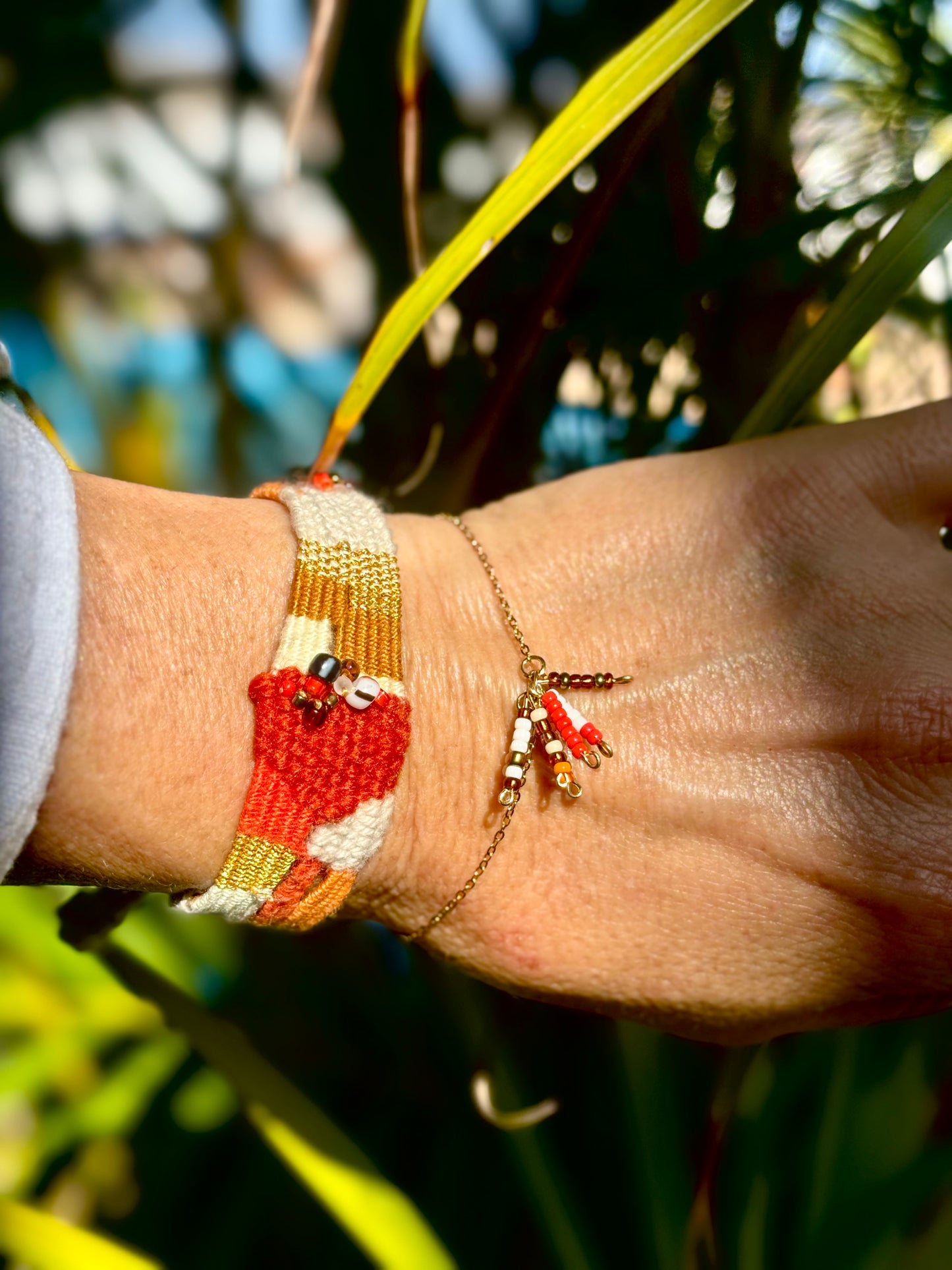Tierra- Wundervolles Schmuckset aus feinsten Rocailles - Perlen und handgewebten Baumwollelementen. Handgearbeitete Einzelstücke in den schönsten Erdtönen. Halskette, Kreolen und 2 Armbänder.