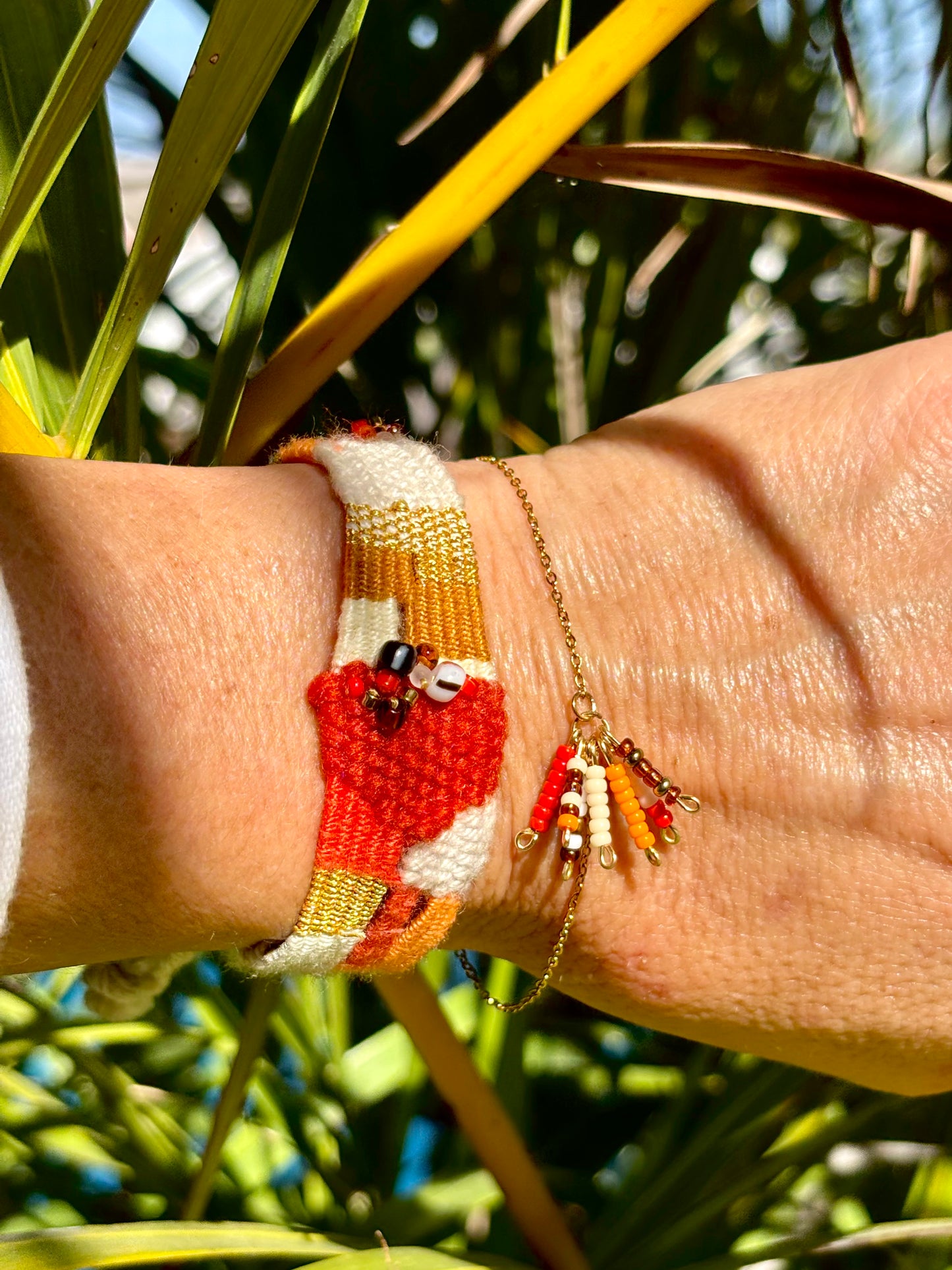 Tierra- Wundervolles Schmuckset aus feinsten Rocailles - Perlen und handgewebten Baumwollelementen. Handgearbeitete Einzelstücke in den schönsten Erdtönen. Halskette, Kreolen und 2 Armbänder.