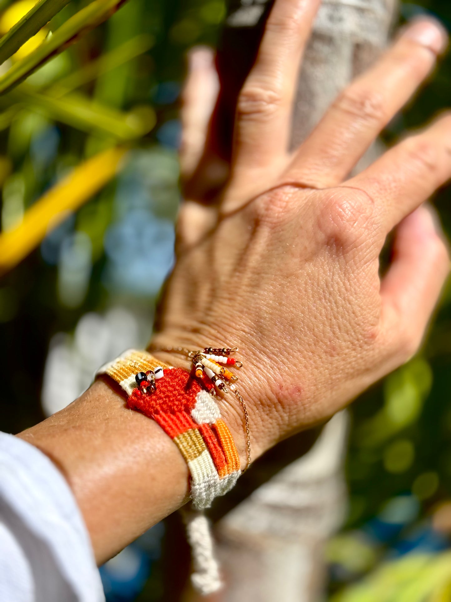 Tierra- Wundervolles Schmuckset aus feinsten Rocailles - Perlen und handgewebten Baumwollelementen. Handgearbeitete Einzelstücke in den schönsten Erdtönen. Halskette, Kreolen und 2 Armbänder.