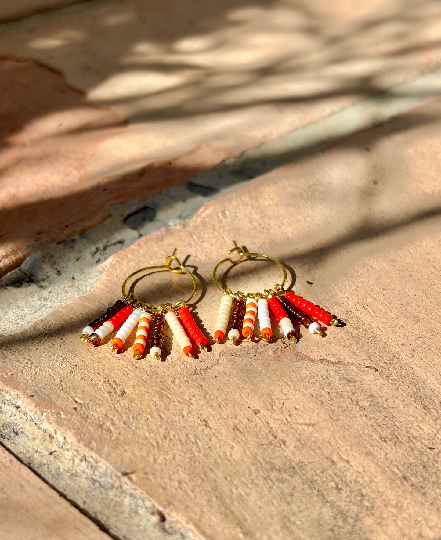 Tierra- Wundervolles Schmuckset aus feinsten Rocailles - Perlen und handgewebten Baumwollelementen. Handgearbeitete Einzelstücke in den schönsten Erdtönen. Halskette, Kreolen und 2 Armbänder.