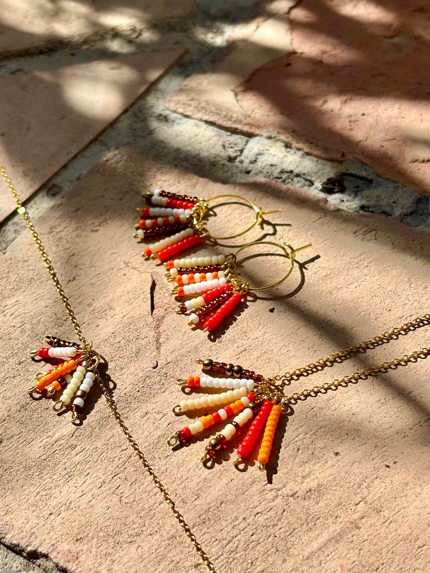 Tierra- Wundervolles Schmuckset aus feinsten Rocailles - Perlen und handgewebten Baumwollelementen. Handgearbeitete Einzelstücke in den schönsten Erdtönen. Halskette, Kreolen und 2 Armbänder.