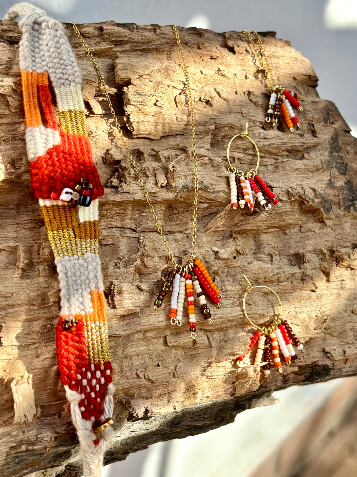 Tierra- Wundervolles Schmuckset aus feinsten Rocailles - Perlen und handgewebten Baumwollelementen. Handgearbeitete Einzelstücke in den schönsten Erdtönen. Halskette, Kreolen und 2 Armbänder.