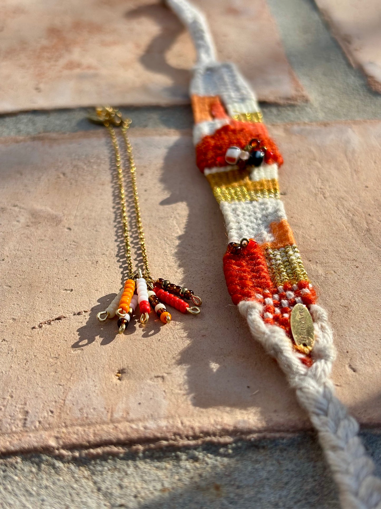Tierra- Wundervolles Schmuckset aus feinsten Rocailles - Perlen und handgewebten Baumwollelementen. Handgearbeitete Einzelstücke in den schönsten Erdtönen. Halskette, Kreolen und 2 Armbänder.