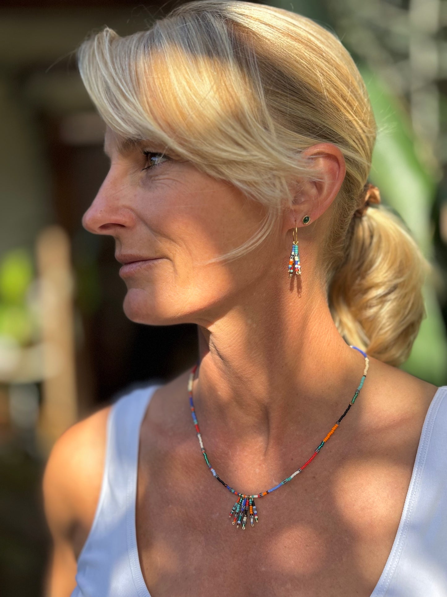 Pocahontas- Halsschmuck und Creolen aus vergoldetem Edelstahl mit qualitativ hochwertigen bunten Rocailles- Glas- Perlen.