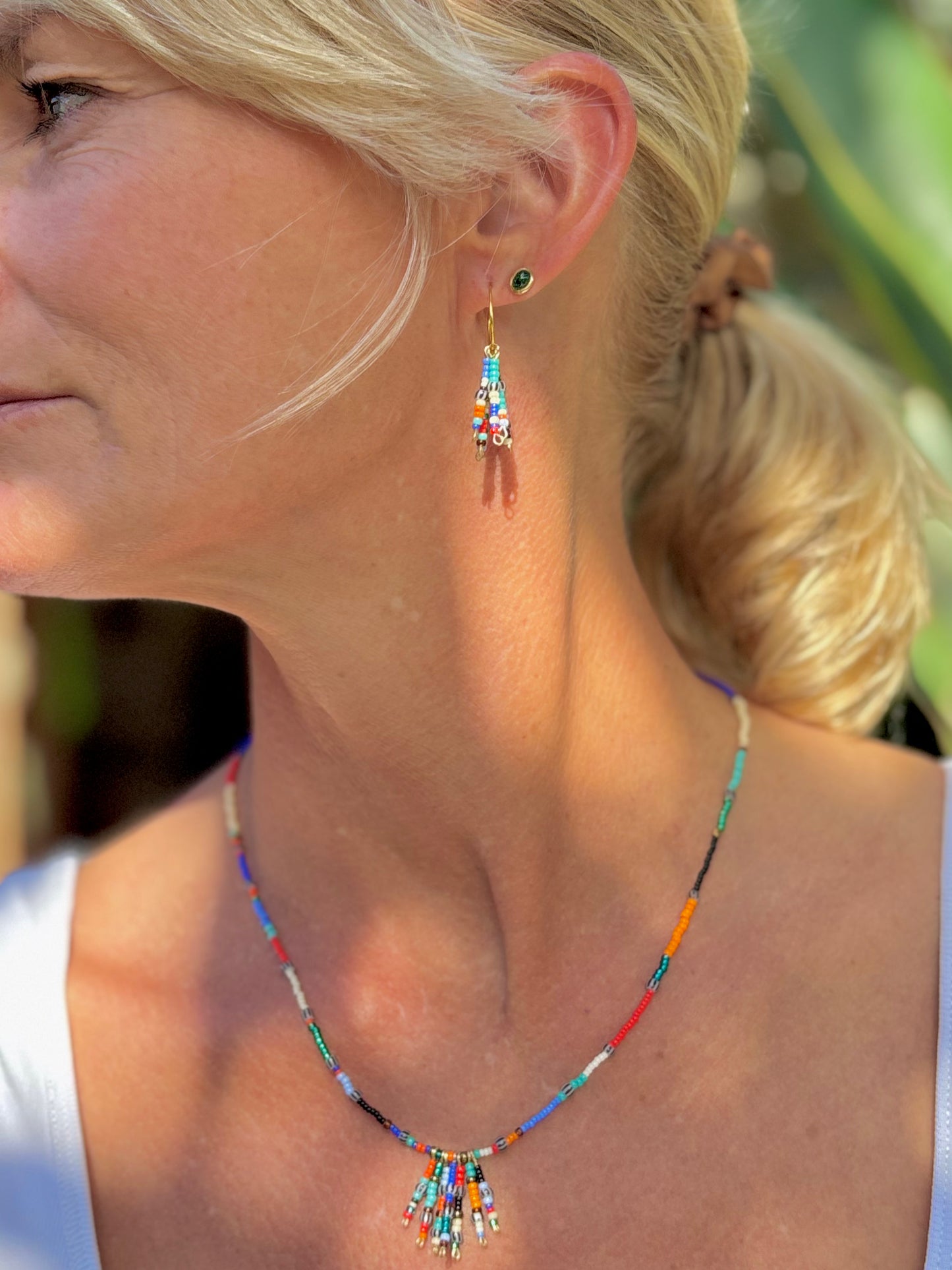 Pocahontas- Halsschmuck und Creolen aus vergoldetem Edelstahl mit qualitativ hochwertigen bunten Rocailles- Glas- Perlen.