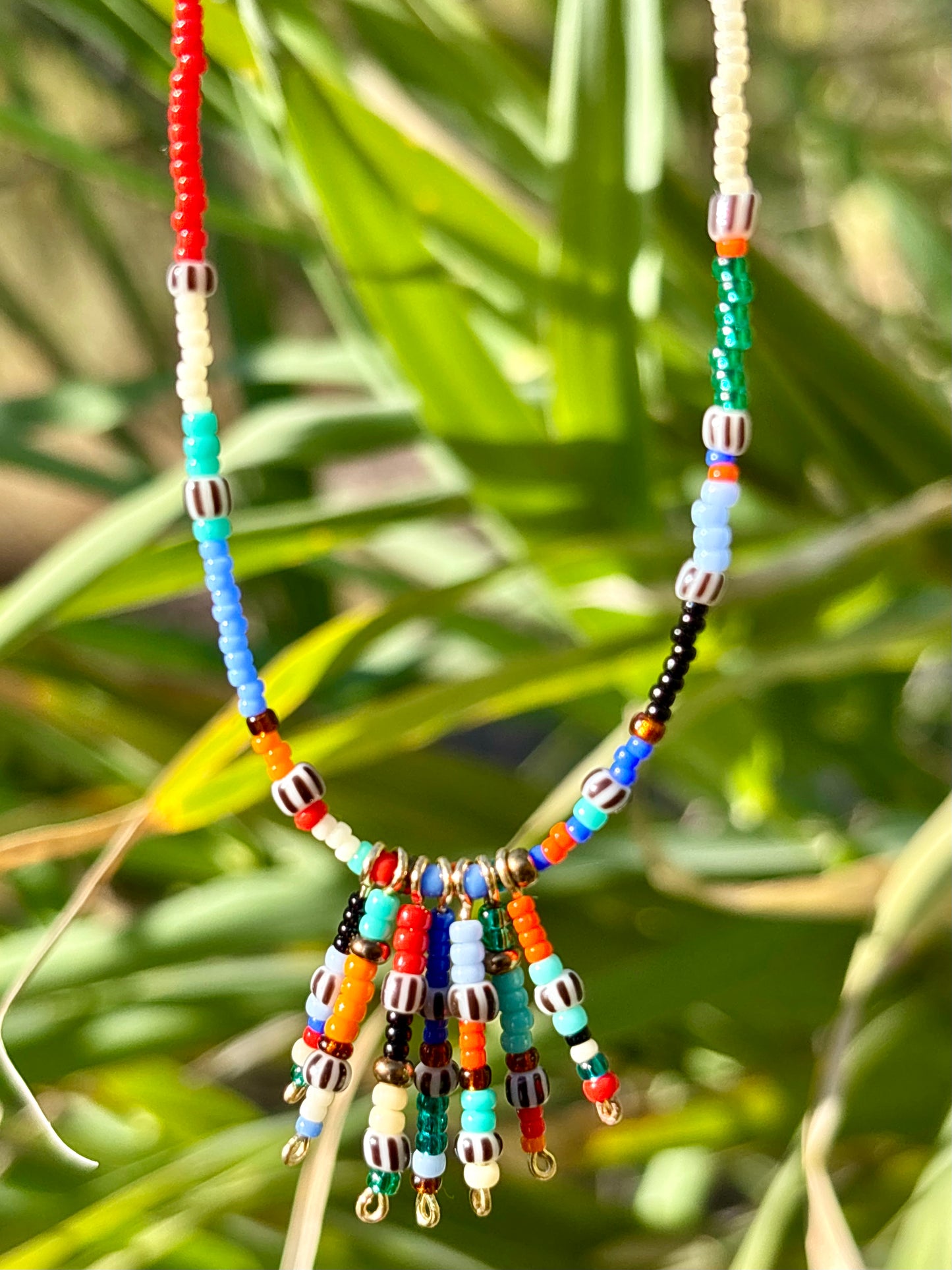Pocahontas- Halsschmuck und Creolen aus vergoldetem Edelstahl mit qualitativ hochwertigen bunten Rocailles- Glas- Perlen.