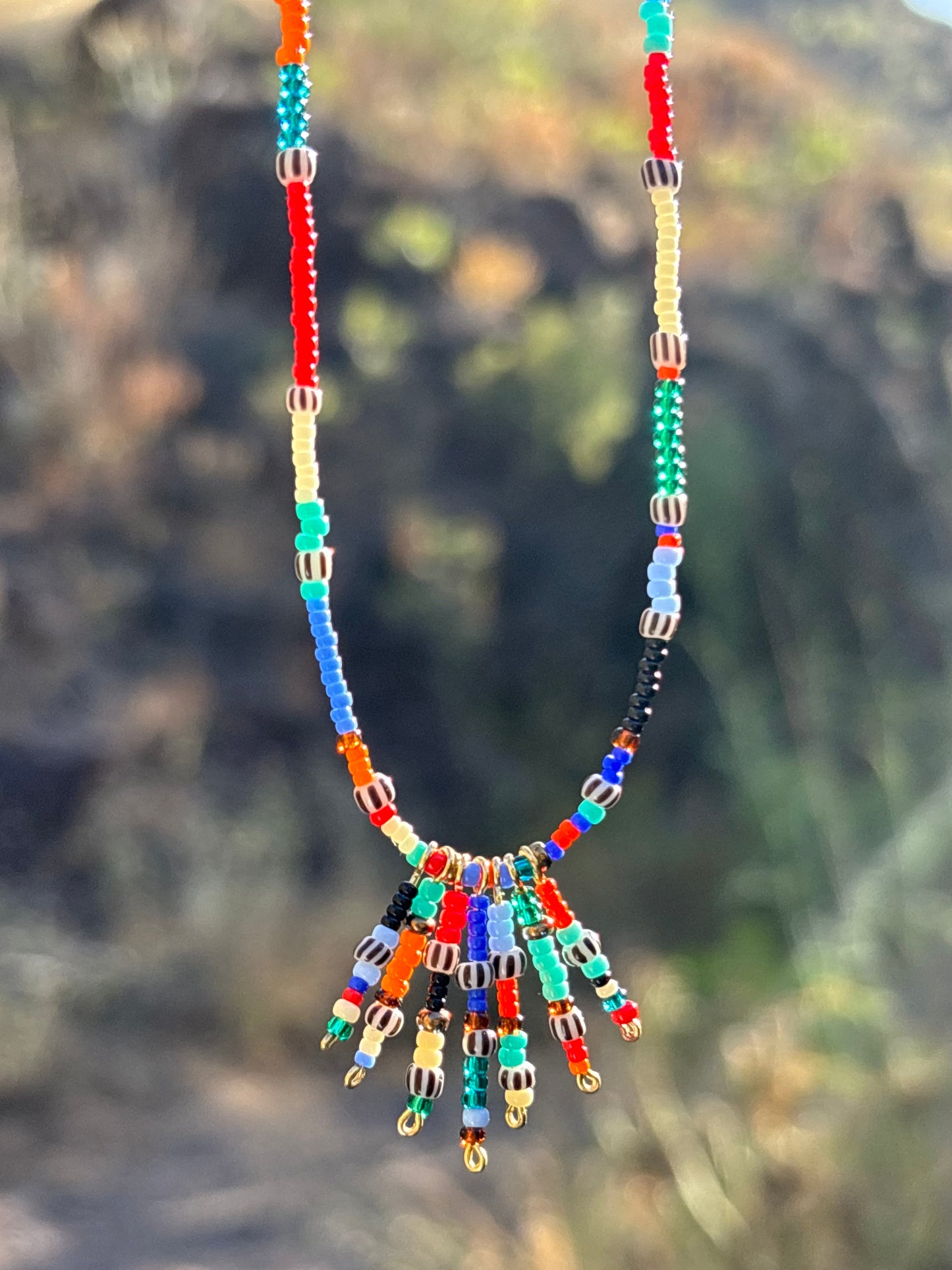 Pocahontas- Halsschmuck und Creolen aus vergoldetem Edelstahl mit qualitativ hochwertigen bunten Rocailles- Glas- Perlen.