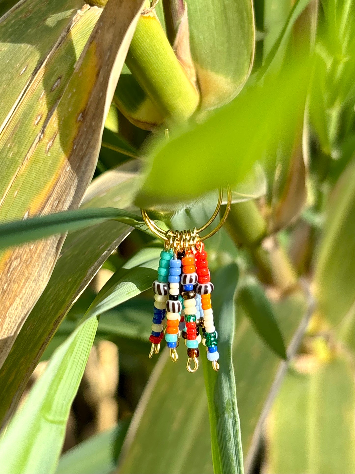 Pocahontas- Halsschmuck und Creolen aus vergoldetem Edelstahl mit qualitativ hochwertigen bunten Rocailles- Glas- Perlen.