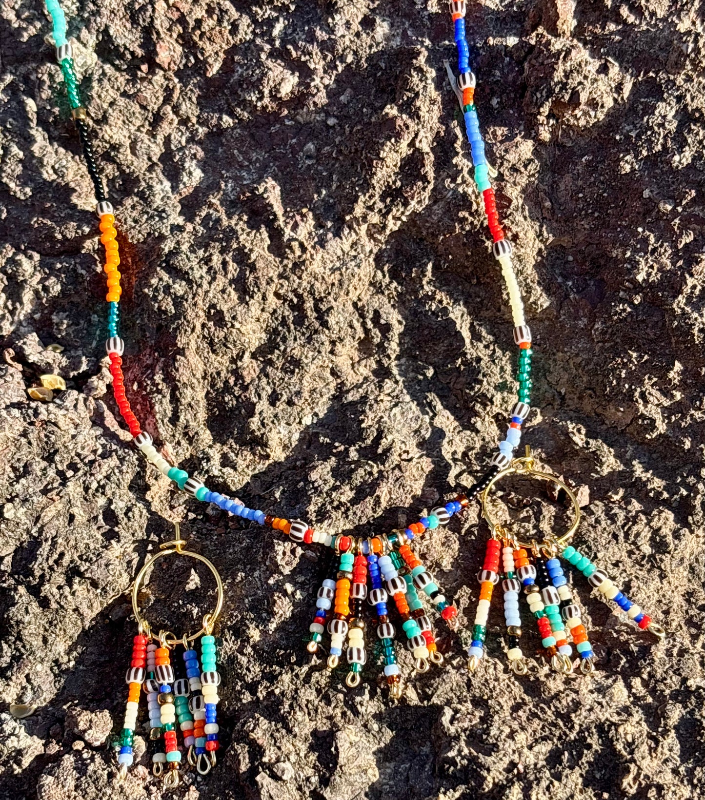 Pocahontas- Halsschmuck und Creolen aus vergoldetem Edelstahl mit qualitativ hochwertigen bunten Rocailles- Glas- Perlen.