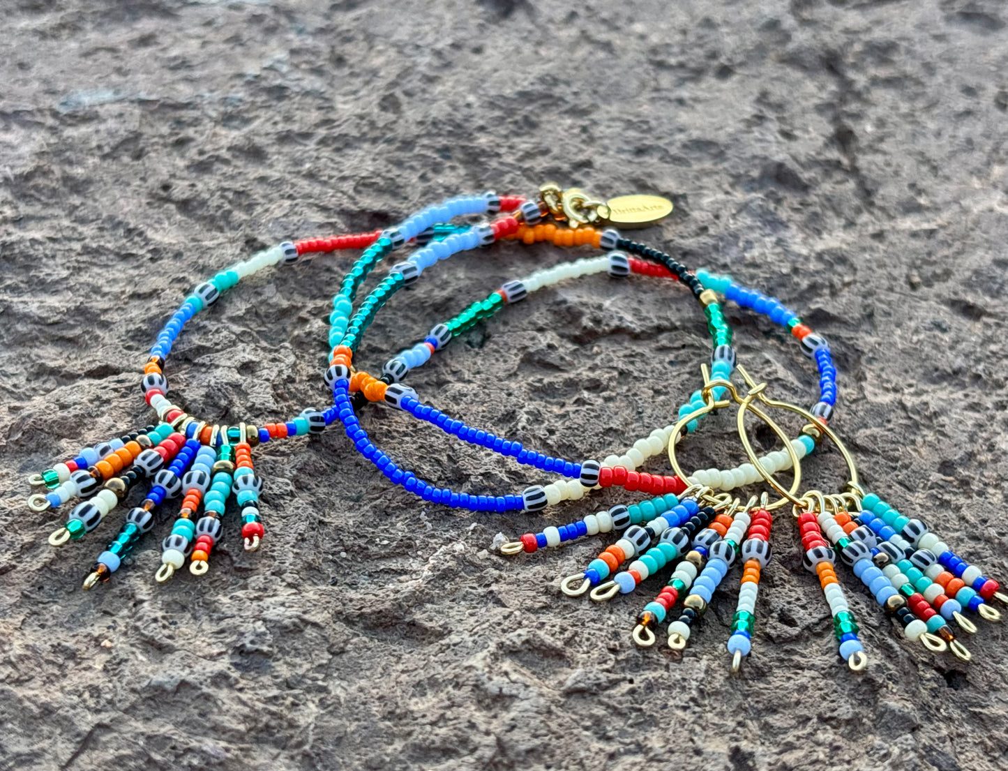 Pocahontas- Halsschmuck und Creolen aus vergoldetem Edelstahl mit qualitativ hochwertigen bunten Rocailles- Glas- Perlen.