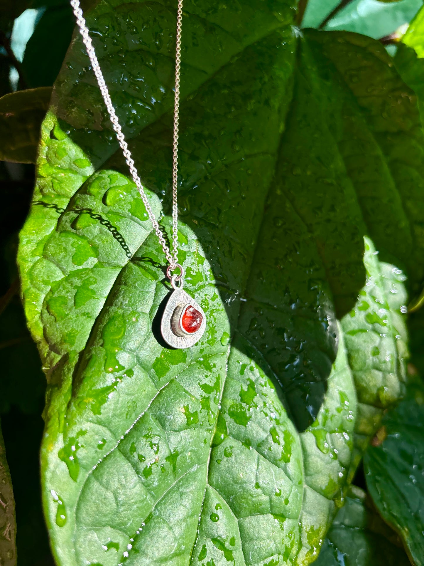 Rote-Meerglas-Halskette aus Sterlingsilber