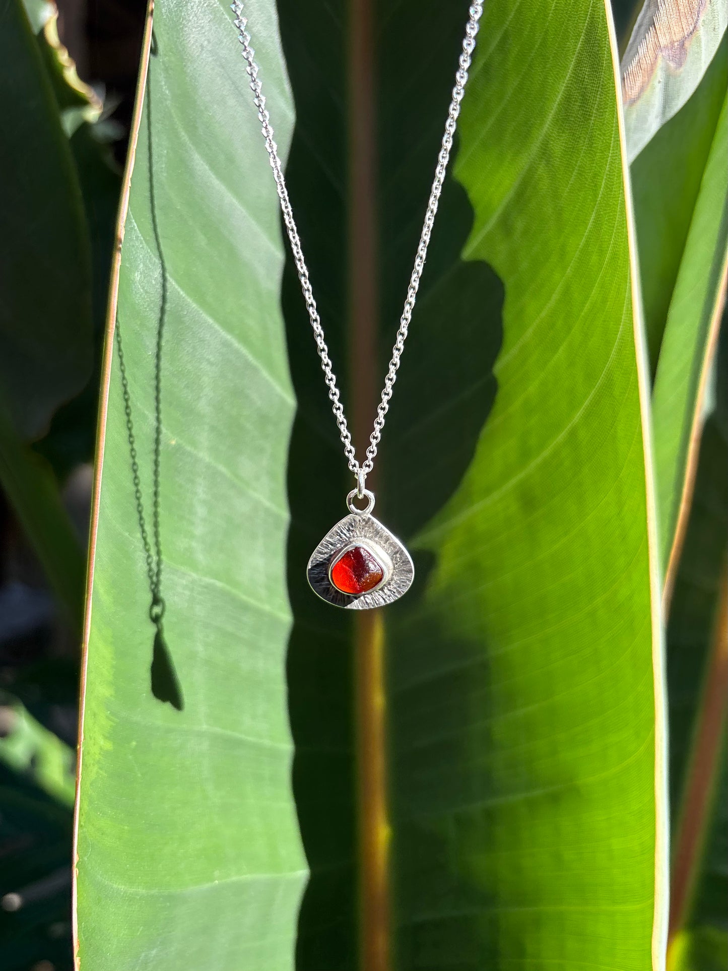 Rote-Meerglas-Halskette aus Sterlingsilber