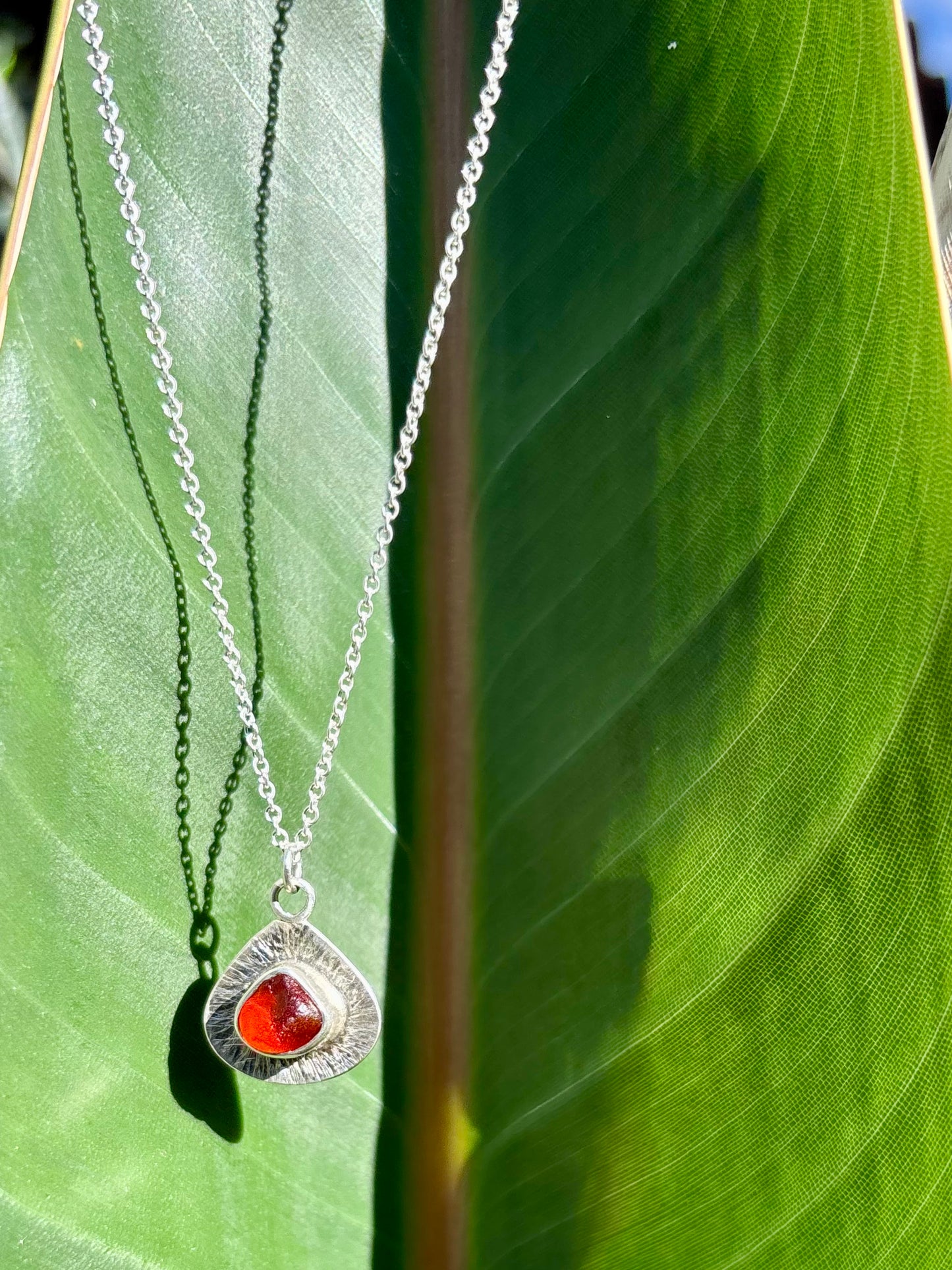 Rote-Meerglas-Halskette aus Sterlingsilber