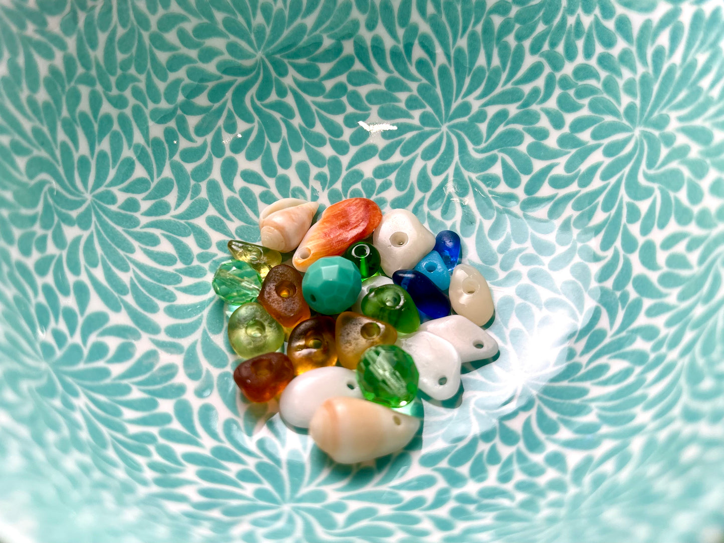 Vitamina D - Eine kunterbunte Halskette aus vielen verschiedenen Elementen. Glasperlen, Seed Beads, Sea Glass und selbstgefundenen Muscheln, in allen fröhlichen Farben.