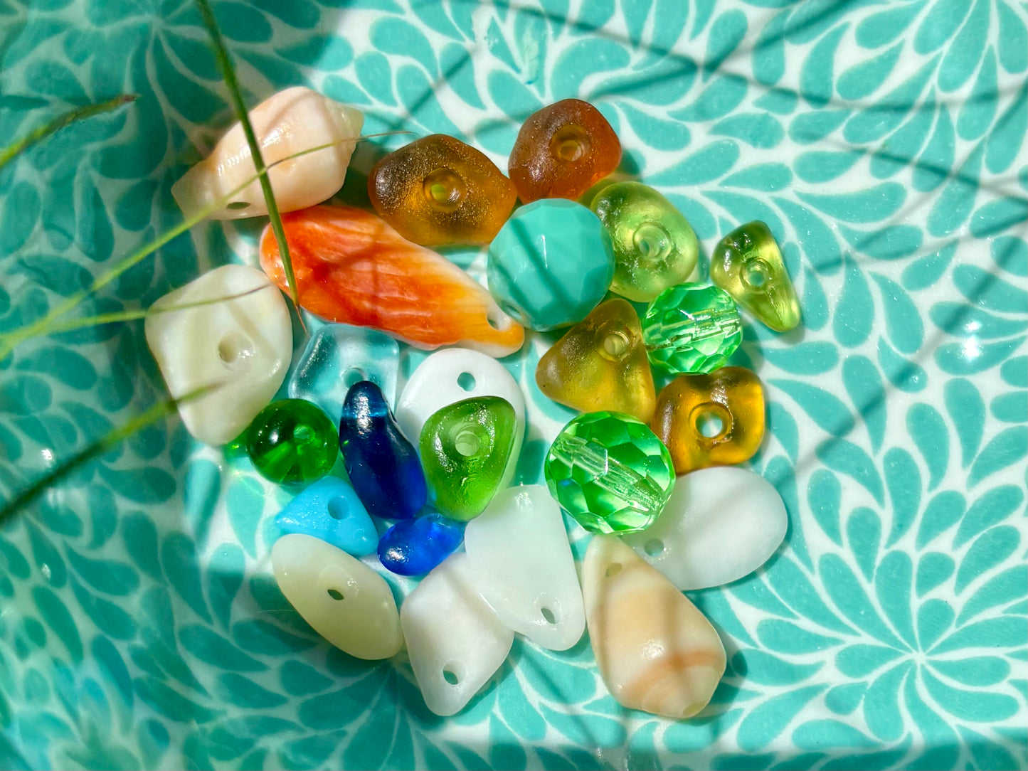 Vitamina D - Eine kunterbunte Halskette aus vielen verschiedenen Elementen. Glasperlen, Seed Beads, Sea Glass und selbstgefundenen Muscheln, in allen fröhlichen Farben.
